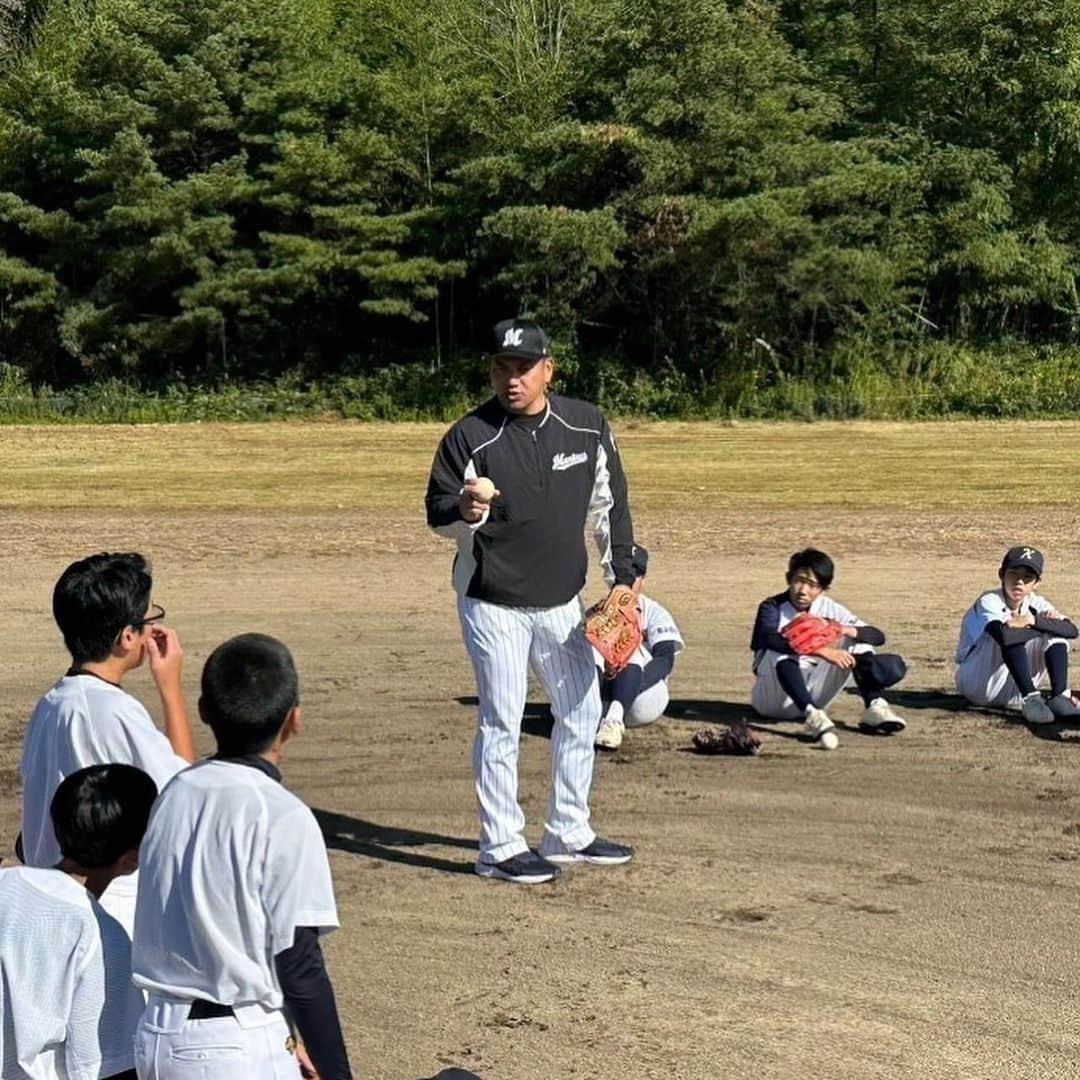 井口資仁のインスタグラム：「午前は星ヶ丘グランドにて 中学生対象野球教室⚾️ 晴天☀️にも恵まれて楽しく活気ある野球教室になりました。 午後は、 星総合病院小児科病棟を慰問 ウェルカムボードで出迎えていただきました。  #井口資仁 #井口忠仁 #星総合病院 #星ヶ丘グランド #慰問 #野球教室 #ウェルカムボード」