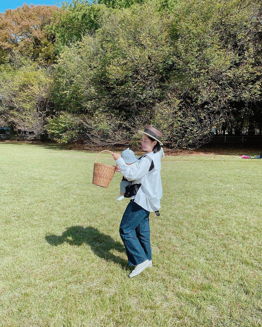 美甘子のインスタグラム：「秋晴れの砧公園。6ヶ月のゆうピーはるピーと家族👨‍👩‍👦‍👦のひとときを写真撮影してもらいました☺️できあがりが楽しみ😊  #ゆうピーはるピー #砧公園 #ハーフバースデー #双子 #双子ママ #双子のいる生活」