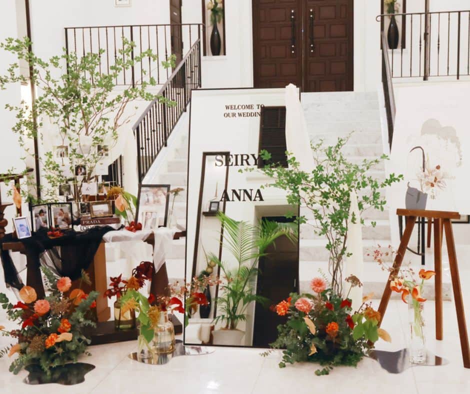 TAKE and GIVE NEEDS(T&G公式) さんのインスタグラム写真 - (TAKE and GIVE NEEDS(T&G公式) Instagram)「ナチュラルな雰囲気の花材とミラーを組み合わせてコーディネートしたオリジナルのウェルカムスペース。白が基調の空間に、シックなカラーや小物をアクセントにした、おしゃれなパーティー会場。  #tg花嫁 #wedding #ウェディング #結婚式 #結婚式場 #ウェディングフォト #housewedding #ハウスウェディング #プレ花嫁 #卒花 #ウェディングアイテム #茅ヶ崎迎賓館」10月14日 19時30分 - takeandgiveneeds_official