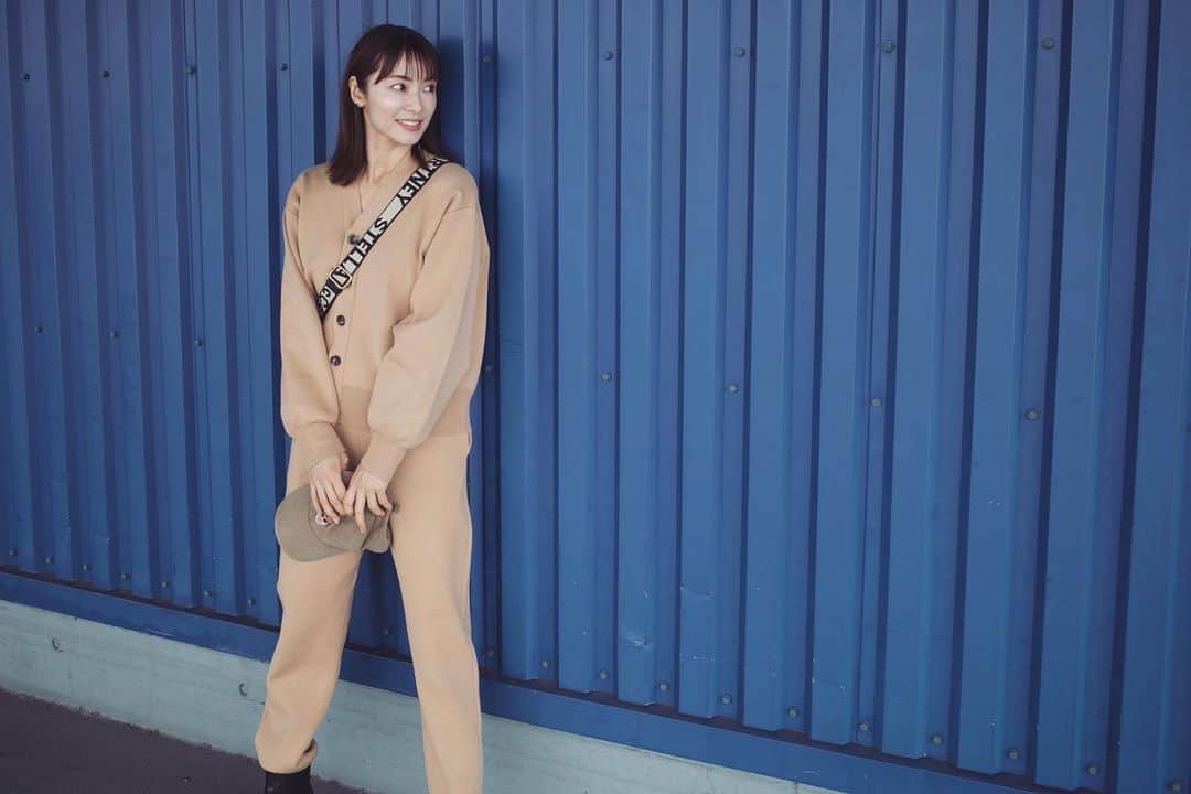 内山理名のインスタグラム：「🤎  今年はキャメルが多いです。昨年はグレーが多めでした。 #nave のスムースニットのセットアップ、弾力あって気持ちよい♪  最近は特に心地良いをテーマに色々なもの選んでいる気がする🫧  この日はお目当てのものがありIKEAに。ひと通りみると結構な距離を歩きますね。」