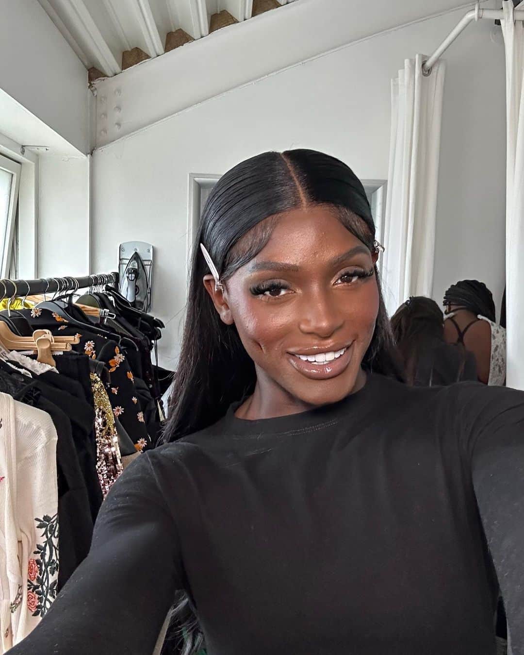 ダリル・ニータのインスタグラム：「Shoot day! 📽️💄🎬  Loved everything about this shoot, can’t wait to see how it all comes together 💖   Wish I could have this hair and makeup everyday, permanent glam squad neeededdd🥲🎀  ✉️ @themailroom」
