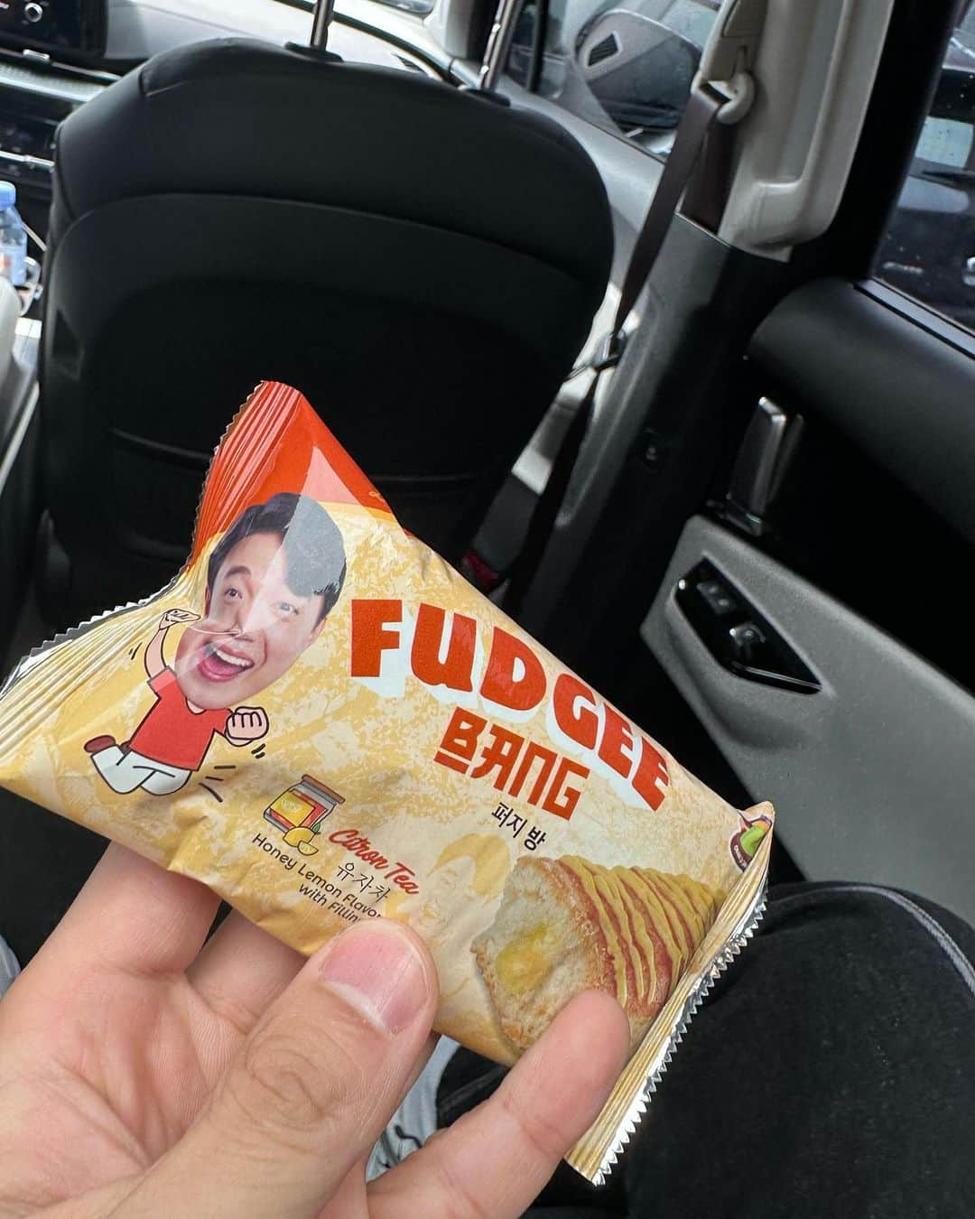 Ryan Bangさんのインスタグラム写真 - (Ryan BangInstagram)「FUDGEE BANG! ♥️  Now available at Supermarkets nationwide FUDGEE BANG CITRON TEA!  Fudgee Bang! Obarr Sa Sarap! #fudgeebang #퍼지방 #라이언방 #필리핀」10月14日 14時52分 - ryanbang