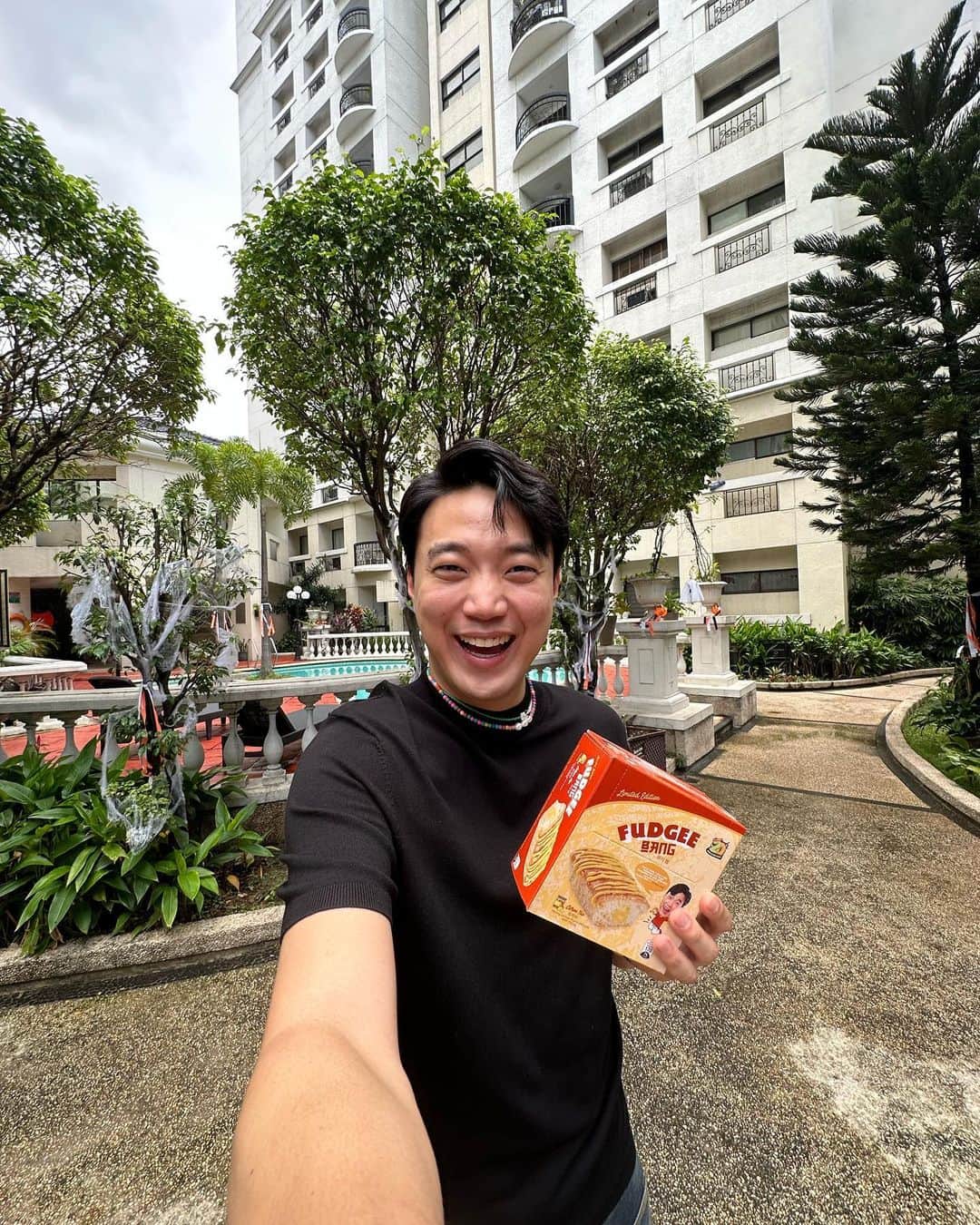 Ryan Bangのインスタグラム：「FUDGEE BANG! ♥️  Now available at Supermarkets nationwide FUDGEE BANG CITRON TEA!  Fudgee Bang! Obarr Sa Sarap! #fudgeebang #퍼지방 #라이언방 #필리핀」