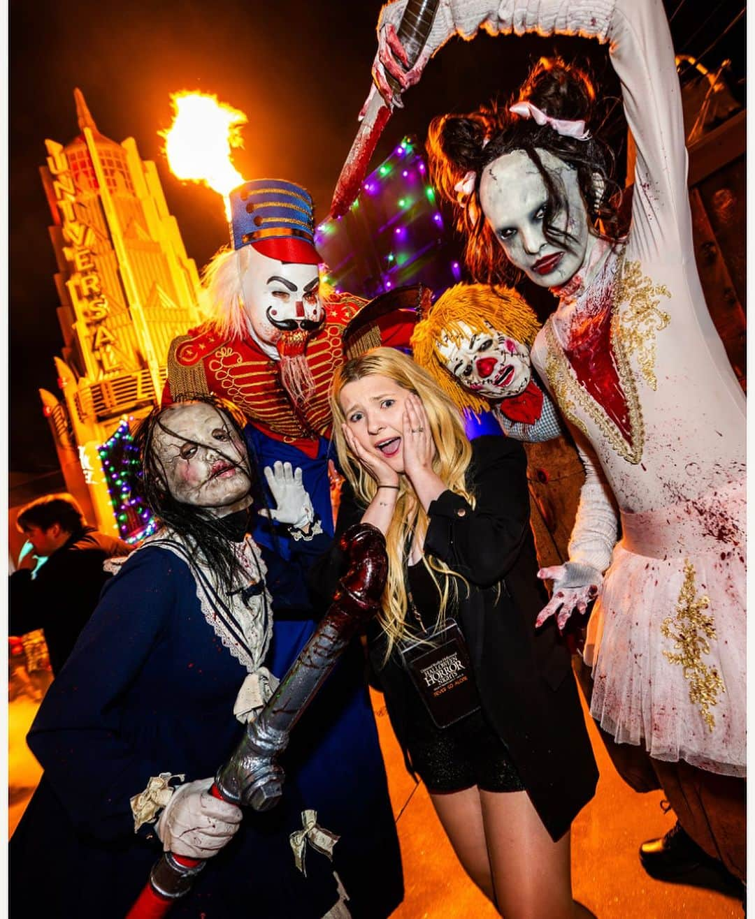 アビゲイル・ブレスリンのインスタグラム：「Thank you @unistudios for treating us to a scare-tastic evening at #halloweenhorrornights !!!!!!」