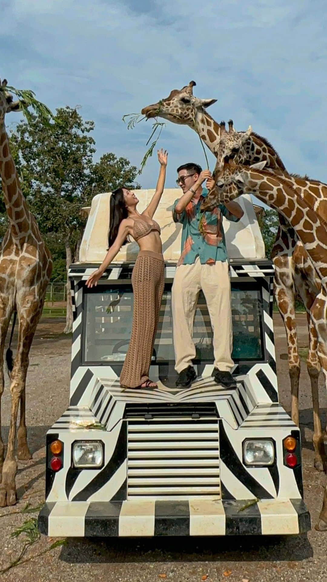 めいのインスタグラム：「🇹🇭Thailand🦒🦓 OMG!!!! So cute ❤️ Do you like?  色々触れる 色々見れる 絶対来てね  泰可愛  泰好玩 答應我你一定要來  ・ ・ ・ ・ ・  —  #instapic#動画#reels#寫真#portrait#사진#景色#写真#portraitfestival#リール#movie#portraitmood#beauty#世界一周#水着#photography#섹시#photo#bikini#フォロー#撮影#model#safaripark#タイ#thailand#follow#泰國#タビジョ#shooting」