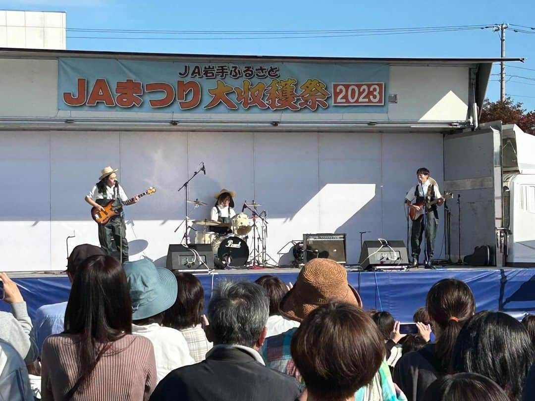 賀屋壮也のインスタグラム：「JA岩手ふるさと 「JAまつり大収穫祭2023」 にて、有吉の壁ブレイクアーティスト発の田んぼドクター『田んぼに入らないでおくれよ』で出させて頂きました！！Hi-Hiさんと！！ 皆さんあたたかくて最高でした！ まさか田んぼドクターでお仕事いただけるとはJAのみなさん呼んでください！！」