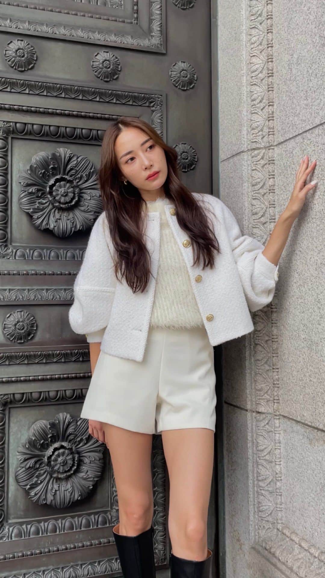 デュラスアンビエントのインスタグラム：「𝐀𝐌𝐁𝐈𝐄𝐍𝐓 × 𝐊𝐄𝐈𝐂𝐀 𝐍𝐀𝐊𝐀𝐒𝐇𝐈𝐌𝐀 𝟤𝟢𝟤𝟥 𝖠/𝖶 𝖲𝖯𝖤𝖢𝖨𝖠𝖫 𝖢𝖮𝖫𝖫𝖠𝖡𝖮𝖱𝖠𝖳𝖨𝖮𝖭 𝖵𝖮𝖫.𝟤  #ツイードジャケット <Off white, Green, Navy>  品よくチャーミングに着映えるツイードジャケット。  ややハリを持たせた単色のツイード生地に、クラシカルな金ボタンがきらり。  袖には同色のパイピングを施し、さり気ないアクセントを加えました。  丸みのあるボリューム袖に、コンパクトな着丈がバランス良く、愛らしいシルエットを叶えます。  💡コラボ第二弾アイテムを詳しくご紹介した特集ページはサイトTOPページよりご覧頂けます。 ＿＿＿＿＿＿＿＿＿＿＿ ✔︎ @ambient_styling #AMBIENT #ambient_official #ambientstyle #アンビエント #23aw #コラボ #中島ケイカ」