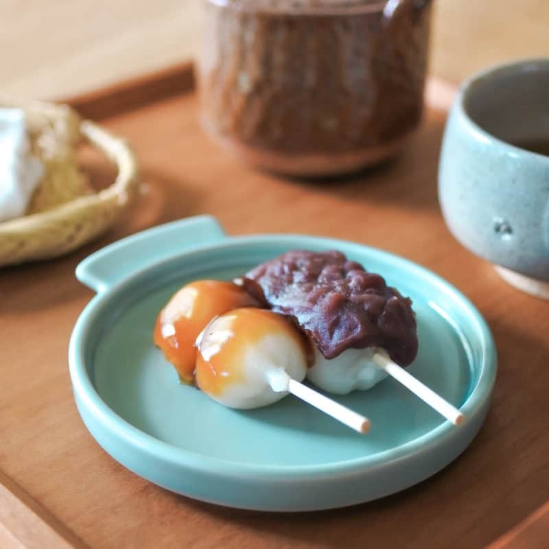 ムクリ［mukuri］さんのインスタグラム写真 - (ムクリ［mukuri］Instagram)「上品さと可愛らしさのあるamabroアイテム  見た目が美しい和菓子や ちょっと贅沢をした洋菓子まで 選ぶ楽しさってありますよね。  そんな胸のトキメキを テーブルに並べる瞬間までお手伝いする amabroのアイテムが登場です。  一目見た時に"可愛い！"と スタッフと心を奪われたもの。  カステラ、プリンプレートと ミニフォークにスプーンと 普段使いも、来客時にも活躍してくれそうです。  それぞれパッケージのデザインも◎ プレゼントにも最適です。  ▶お買い求めは @daily_mukuri プロフィールのURL または、投稿画像をタップ！  #dailymukuri または @daily_mukuri にタグ付けいただいた中から、インスタグラムでご紹介していきます😌  –––––––––––––––––– ムクリ公式アカウントでは くらしの中にある"好き"や"コダワリ"を毎日お届け。  インテリア、整理収納から家づくりなど 日常で参考になる情報から サラッと読める短編コラムまで ご紹介していますのでフォローしてぜひご覧ください。 ▶︎ @mukuri_official ・  「 #ムクリ 」のタグもいつも楽しく拝見しています☺️  オリジナルブランドは @daily_mukuri  くらしの中にあったらいいいな、 そんな商品を企画・制作、集めています。 ––––––––––––––––––  #amabro#食卓#テーブルウェア#うちごはん#おうちごはん#カフェ#ランチ#朝食#お昼ごはん#子どものいる暮らし#暮らしを楽しむ#カラーガラス#デザートボウル#スプーン#コップ#暮らし#丁寧な暮らし#シンプルな暮らし#暮らしに馴染む#インテリア#マイホーム#注文住宅#建売住宅#暮らしを整える#くらしの編集#ムクリ」10月14日 15時05分 - mukuri_official