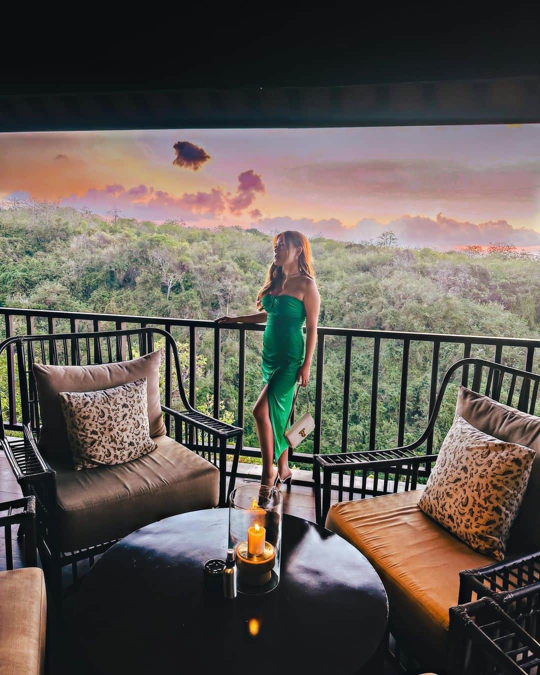 Stella Leeのインスタグラム：「Chasing sunset to another island   Edited using @themagicpreset HANAMI 02」