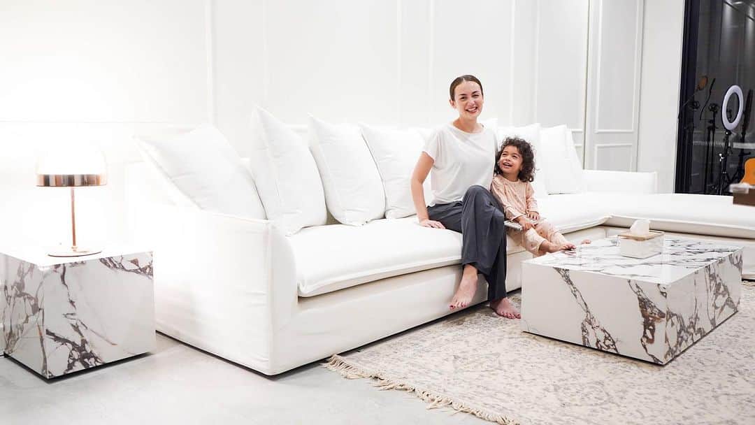 Rianti Cartwrightのインスタグラム：「Pelan-pelan lantai dua rumah kami mulai terisi. Banyak sekali yang nanya coffee table dan side table aku dari mana, aku jawab disini ya, ini dari @viorliving guys. Menurut kalian bagaimana? What else should we do with this room?」
