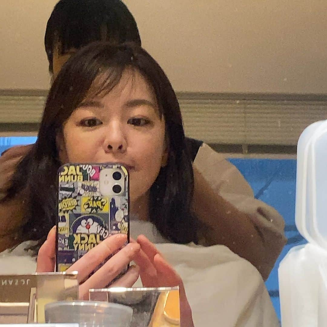 上田祥子のインスタグラム：「これから撮影。 きれいな肌に仕上げてくださいました。 ありがとうございます。  #マイファンスィーアクアファンデーションの肌」