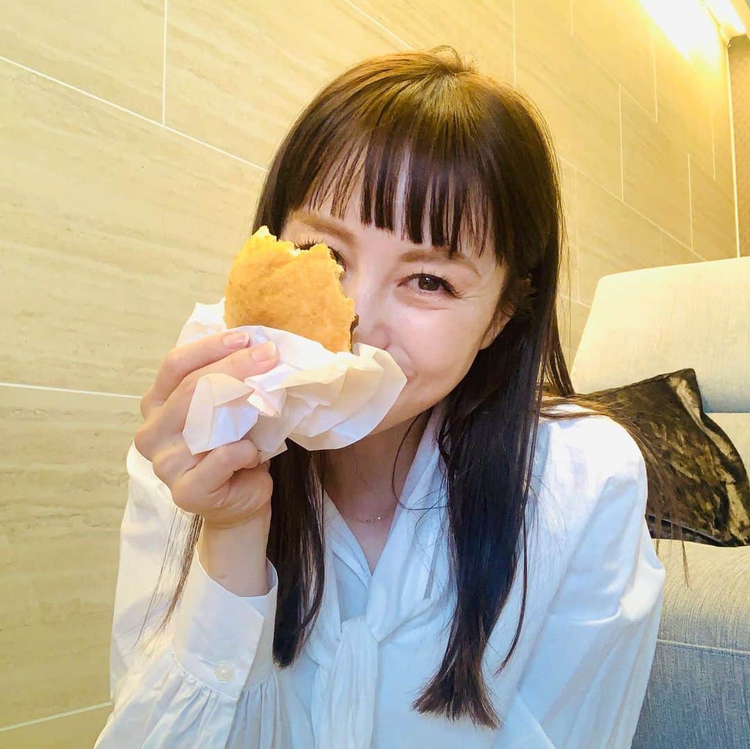 澤辺美香のインスタグラム：「ずっと食べたかったセブンイレブンのカレーパン♡  さっき @emimimuuu  とランチしたのにまた食べている。。 食欲の秋🍂🍂  #セブンイレブン#カレーパン」