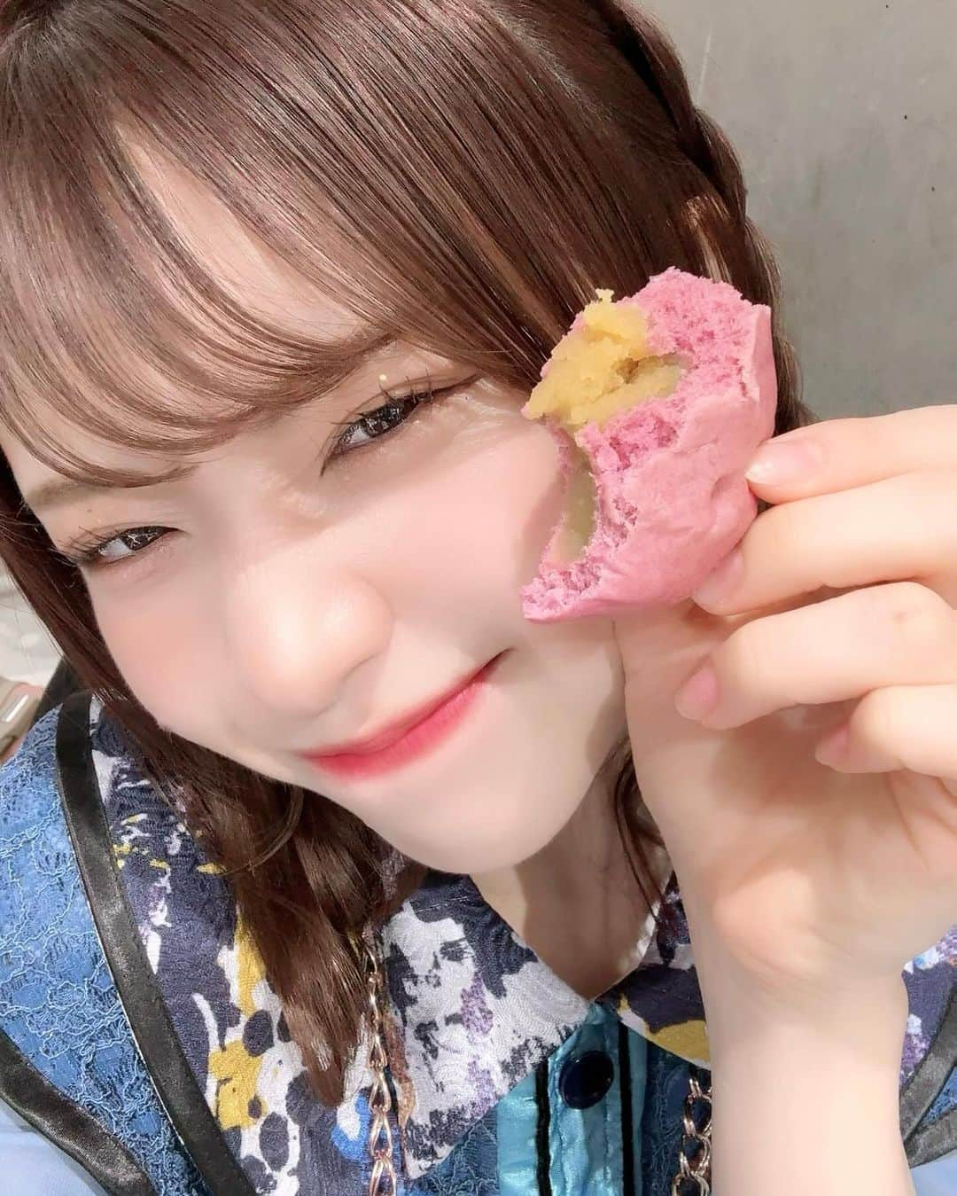 鳴海寿莉亜さんのインスタグラム写真 - (鳴海寿莉亜Instagram)「☻☺︎☻☺︎🍠🍂 ・ ・ 芋まんおいしかったのと iPhone15proの画質の良さを見て欲しい❕ ・ ・ ・ ・ ・ #さつまいも #さつま芋まん #iPhone15pro #153cm #アイドル #ボブ #フォローミー #fashion #daily #cute #hair #girl #instafollow #ootd #followme #qhoto #japanese #instagood #좋아요그램 #셀카그램 #좋아요반사  #팔로우 #맞팔 #소통 #좋아요 #셀카  #팔로우미#전신 #귀여워」10月14日 15時26分 - juria_narumi.official