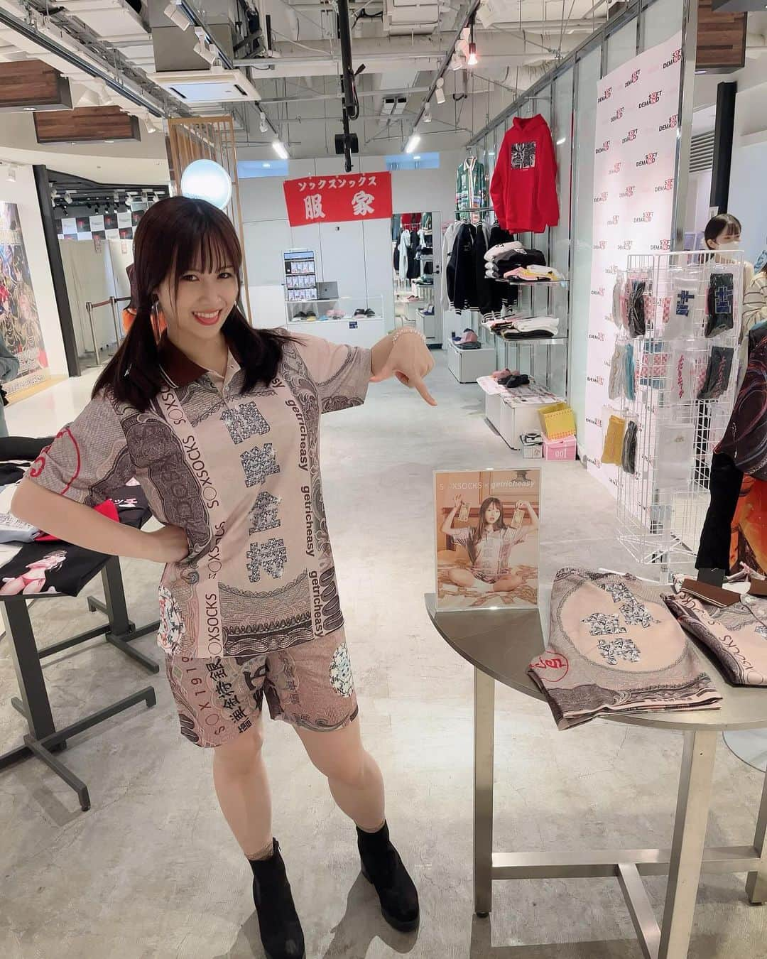 南條彩のインスタグラム：「SOX SOCKS（ソックスソックス）さんで1日店長させて頂きました‼️  来てくれた方、本当にありがとうございました🌟  P.S.頂いたものめちゃくちゃ大切にします🌷  #南條彩 #アイデアポケット #ライフプロモーション #ソックスソックス #soxsocks」