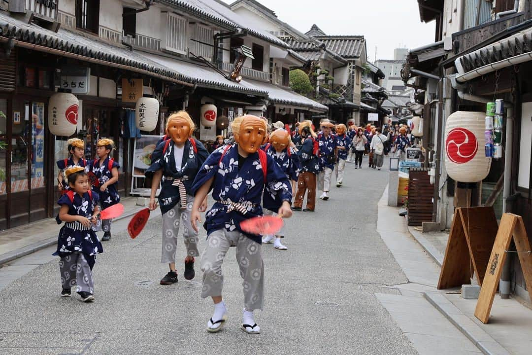 倉敷市さんのインスタグラム写真 - (倉敷市Instagram)「【倉敷屏風祭に素隠居出没中！】 10月14日(土)、倉敷屏風祭で、素隠居（すいんきょ）を撮影しました。 皆さんは素隠居をご存じでしょうか。 素隠居とは、倉敷市にある阿智神社の例大祭の際に現れる「じじ」と「ばば」のお面をかぶった人たちのことで、手には渋うちわを持ち、頭をうちわでパンパンと叩きながら、倉敷美観地区周辺を練り歩きます。 叩かれるとご利益があるといわれています。  倉敷市の日本遺産のストーリー「一輪の綿花から始まる倉敷物語～和と洋が織りなす繊維のまち～」の構成文化財にもなっています。  過去に倉敷市のシティーセールスサイト「クラシキ文華」にも記事を掲載しています。 こちらも、ぜひご覧ください。 特集「素隠居保存会」 https://citysales.city.kurashiki.okayama.jp/special/vol31_01/   《素隠居 出没予定》 ■日時 令和5年10月14日(土)13時～15時ごろ・15日(日)10時～15時ごろ  ■場所 倉敷美観地区周辺  ※素隠居フェイスブック https://www.facebook.com/suinkyo1692  #倉敷市 #倉敷 #kurashiki #クラシキ文華 #クラシキフ゛ンカ #japan #instgramjapan #美観地区 #倉敷美観地区 #bikanhistoricalquarter # oldhouse #白壁 #蔵 #運河 #canal #すいんきょ #visitjapanjp #素隠居 #日本遺産のまち倉敷」10月14日 15時29分 - kurashiki_city