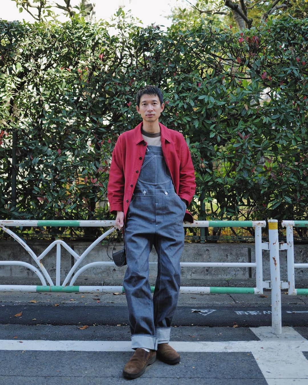 安井達郎のインスタグラム：「人生初オーバーオールと @outil_vetements の赤ジェケットを合わせました。 今までしたことない格好も楽しいと感じる30代半ば。  ジャケット @outil_vetements @yuyauta  オーバーオール @scye_official  リンガーT @filmelange_official  くつ @sanders_jp   #leicaq2」