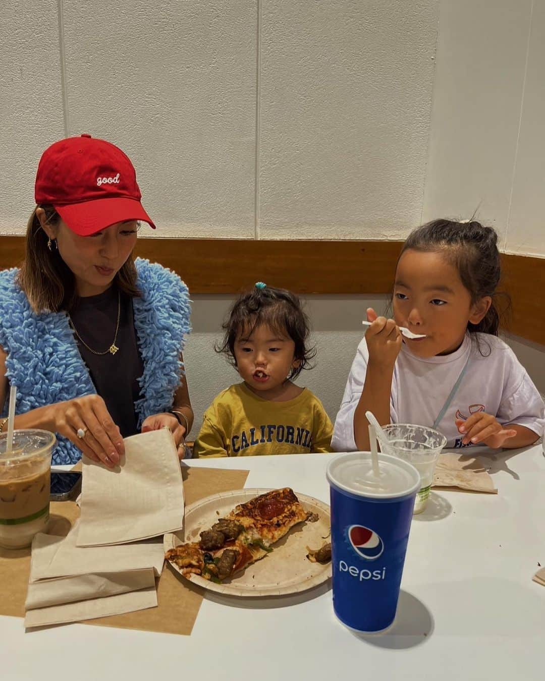 堀舞紀のインスタグラム：「🥤🍕🍦。。。  今日ふと… ラジオ聴いてて気づいたんだけど…  今年 金木犀咲いてなくない？🙃  いつも 自分の誕生日コロに鼻から 思いっきり吸いこむあの香り🌼  嗅いでない😳  ナンデ？？ 湘南だけ？？  あと。 最近et.が "ナンコレ！" ってザジイみたいな 質問の仕方してくるんだけど🙃 何処で覚えたん？  #写真は関係のない #costco #金木犀　何処行った？ #cannyO #et_O」