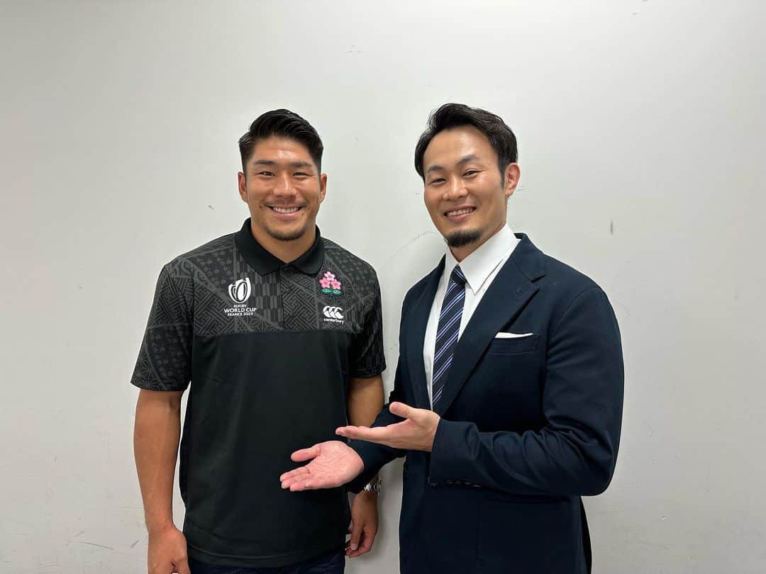 福岡堅樹のインスタグラム：「日本テレビのラグビーW杯準々決勝直前SPにて力也と久しぶりに共演！ 可愛い後輩が今や日本の絶対的司令塔としてW杯でのキック成功率95%という驚異的な結果を示してくれました。 ほんとにお疲れ様！ 今季のリーグワンでワイルドナイツを優勝に導いてくれると信じてます👊」