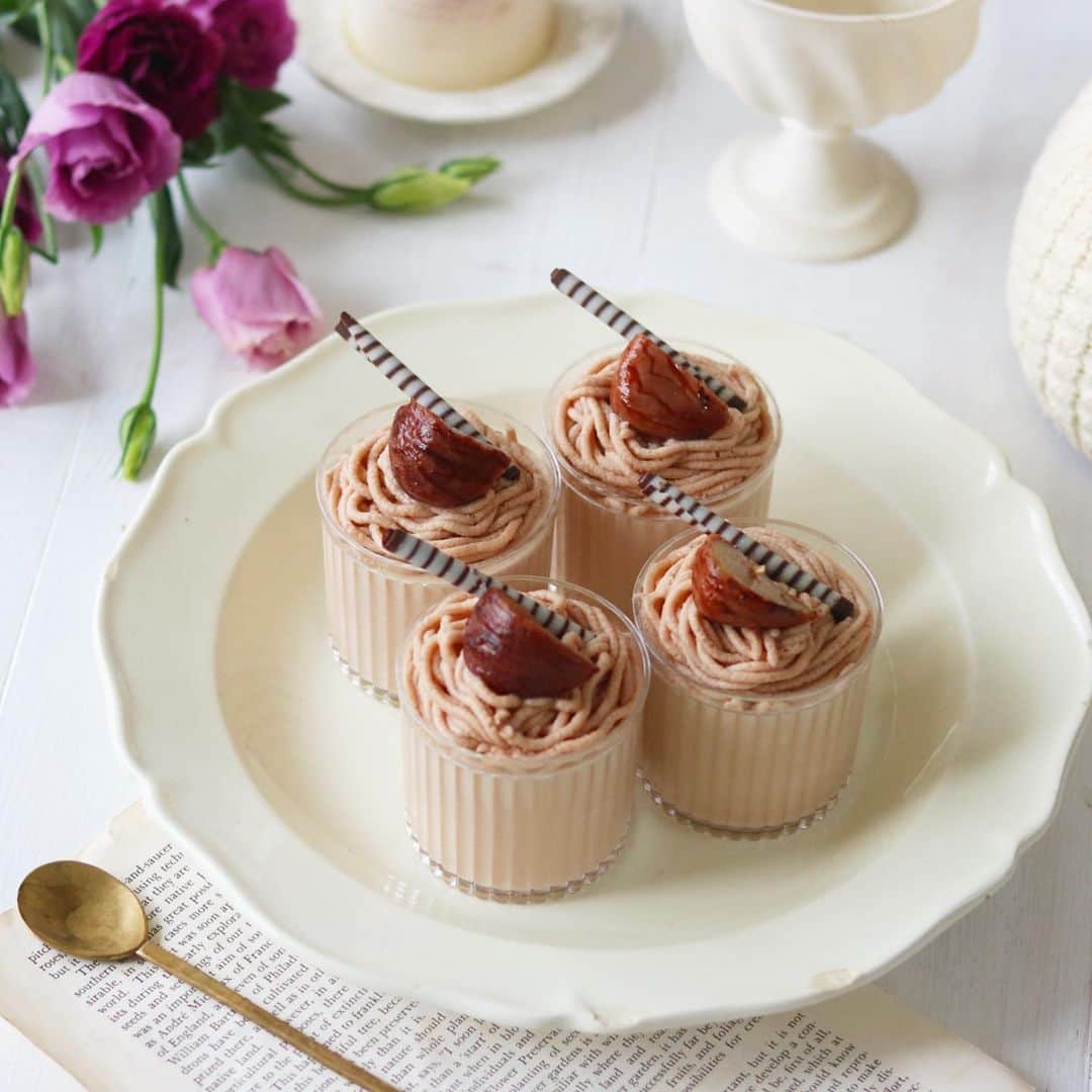 mikiのインスタグラム：「・ ・ bake.🌰pudding🫶  今年の栗仕事は一回だけで500gしか作ってないので、そのまま食べたり、こうやってスイーツのトッピングにして楽しんでます🌰  マロンプリンは　#koちゃんレシピ　🫶美味しい🫶 ボンヌママンを使用して作るレシピ！製菓材料の棚を整理していたら2023.11月までのボンヌママンが🌰 年内に使い切れてよかった☺️  良い週末を💓  コメントおやすみします🙏🏻」
