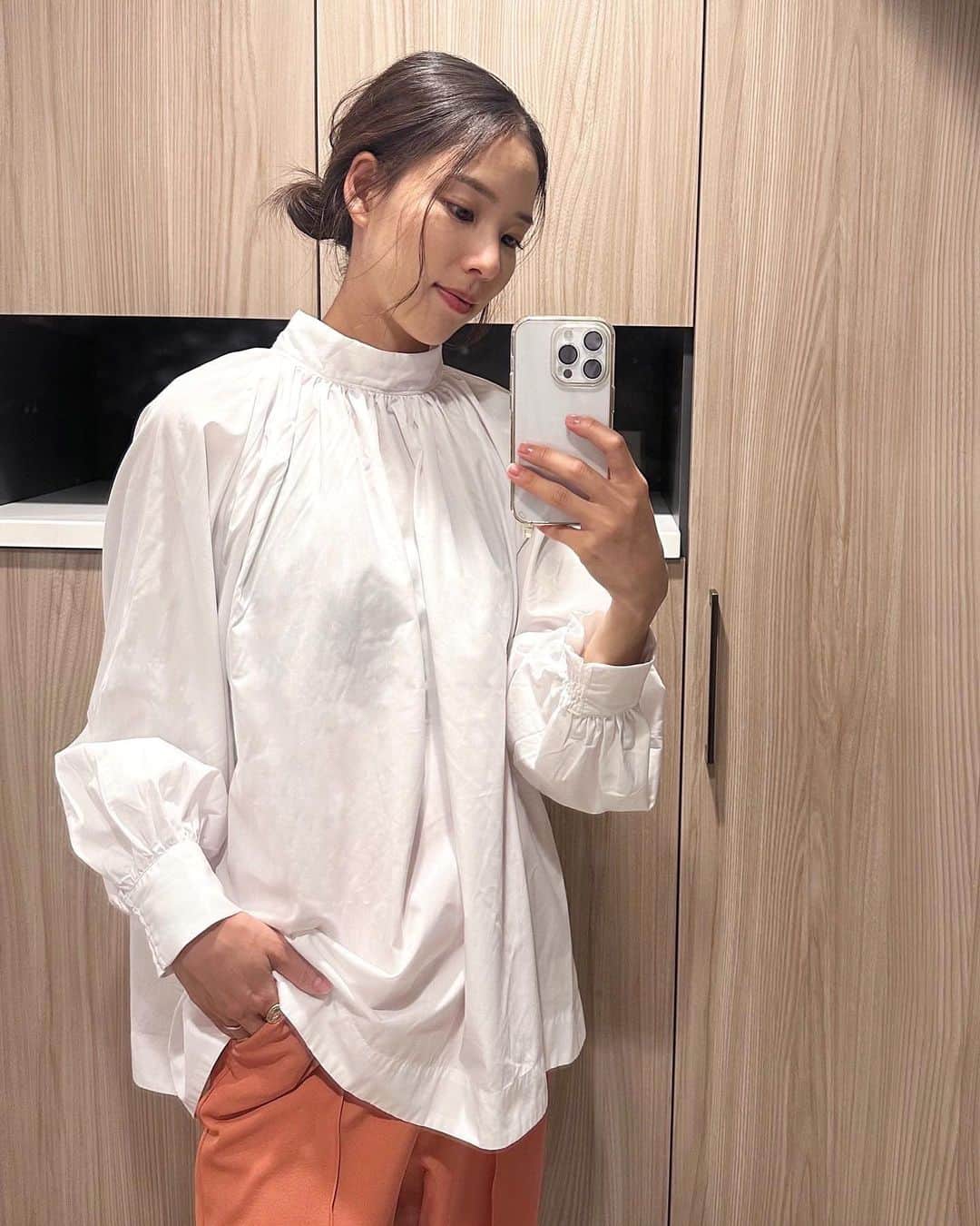 布川桃花さんのインスタグラム写真 - (布川桃花Instagram)「#momoka_fashion 🩵  最近ゲットしたこちらのブラウスは UNFILOのイージーケア ギャザーブラウス。 @unfilo_official   前後2wayで着られて印象も ガラッと変わるから色々なコーデで楽しめる♡  袖がさっとまくりやすいのも便利！  お家で洗濯機洗いが出来たり 吸水速乾、接触冷感、紫外線ケア付きの シワになりにくい素材など機能面も充実🌿  私はMサイズにしました👐🏻   10/13～10/17で開催される オンワードクローゼットのオータムキャンペーンでは 7％〜最大15％OFFでお得にお買い物できるそうなので ぜひチェックしてみてね😽  #UNFILO #アンフィーロ #オンワード #機能美 #PR」10月14日 16時01分 - momoka_fukawa