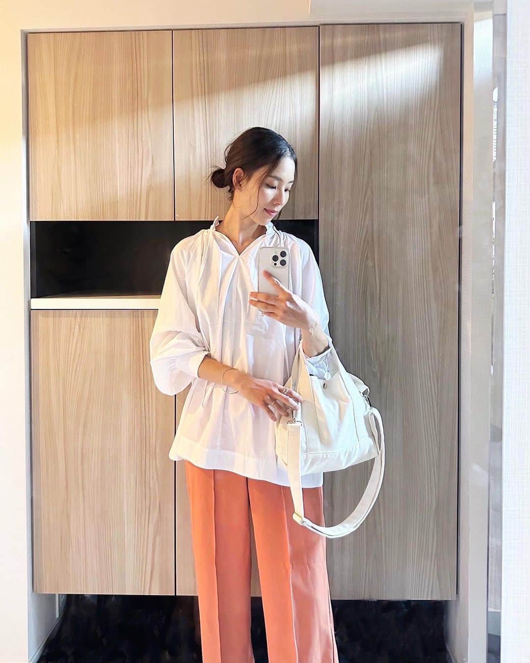 布川桃花さんのインスタグラム写真 - (布川桃花Instagram)「#momoka_fashion 🩵  最近ゲットしたこちらのブラウスは UNFILOのイージーケア ギャザーブラウス。 @unfilo_official   前後2wayで着られて印象も ガラッと変わるから色々なコーデで楽しめる♡  袖がさっとまくりやすいのも便利！  お家で洗濯機洗いが出来たり 吸水速乾、接触冷感、紫外線ケア付きの シワになりにくい素材など機能面も充実🌿  私はMサイズにしました👐🏻   10/13～10/17で開催される オンワードクローゼットのオータムキャンペーンでは 7％〜最大15％OFFでお得にお買い物できるそうなので ぜひチェックしてみてね😽  #UNFILO #アンフィーロ #オンワード #機能美 #PR」10月14日 16時01分 - momoka_fukawa