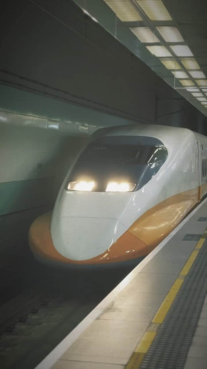 伊藤大地のインスタグラム：「桃園駅から台湾新幹線！今夜のEGO-WRAPPINフェス出演の為、 台南へ向かいます。 乗り込む武ちゃんと俺。」