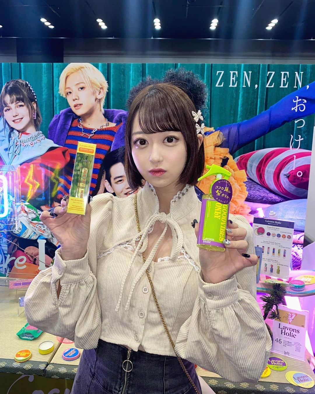 MI-MIのインスタグラム：「ロフトのコスフェス2023AW-2nd-へ💄🧴  今回もロフト先行発売の商品や これから出る新商品などいただきました🥰  前から気になってたものから初見のコスメも沢山で、 ブースごとに担当の方が説明してくれて とっても勉強になったよ📚🎓  １枚目の @lavons_holic は ヘアミストや練り香水を愛用中で 新しい香りもいただいたので これから使うのが楽しみっ🩷  他にもおすすめがあればまた ご紹介します〜〜！  #PR #ラボンホリック #ZENフローラル #お香フローラル #香ルバーム #ロフト展示会 #ロフトのコスフェス」