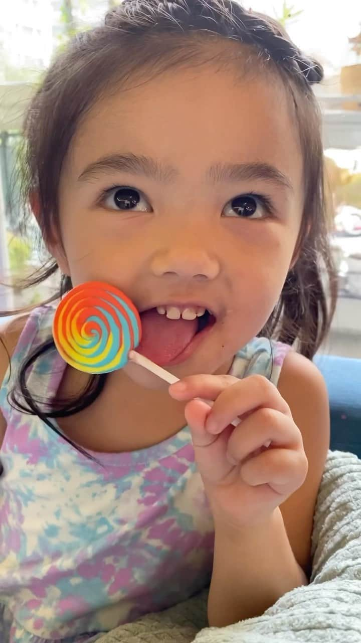 Iya Villaniaのインスタグラム：「It sure was a rainbow and chocolatey welcome for kuya Ton visiting from the States and Aunty Sheila from Australia with the NEW Red Ribbon Rainbow Dedication cake! The kids were so happy to get some time in family and we made sure to get the message thru to aunty and uncle with this cake ❤️ With its colorful cream icing, colorful lollipops and soft, moist, yummy multi-colored chiffon, both the kids and visitors were happy digging into this! 😊  Available in sizes 8x8 (P520) and 8x12 (P735) go and #GiveLoveToday ❤️  Get thru the Red Ribbon Delivery website (order.redribbon.ph), Red Ribbon App (bit.ly/RedRibbonApp), Hotline #8-7777, or thru GrabFood and FoodPanda Apps 😊   #RedRibbon #NEWRainbowDedicationCake」