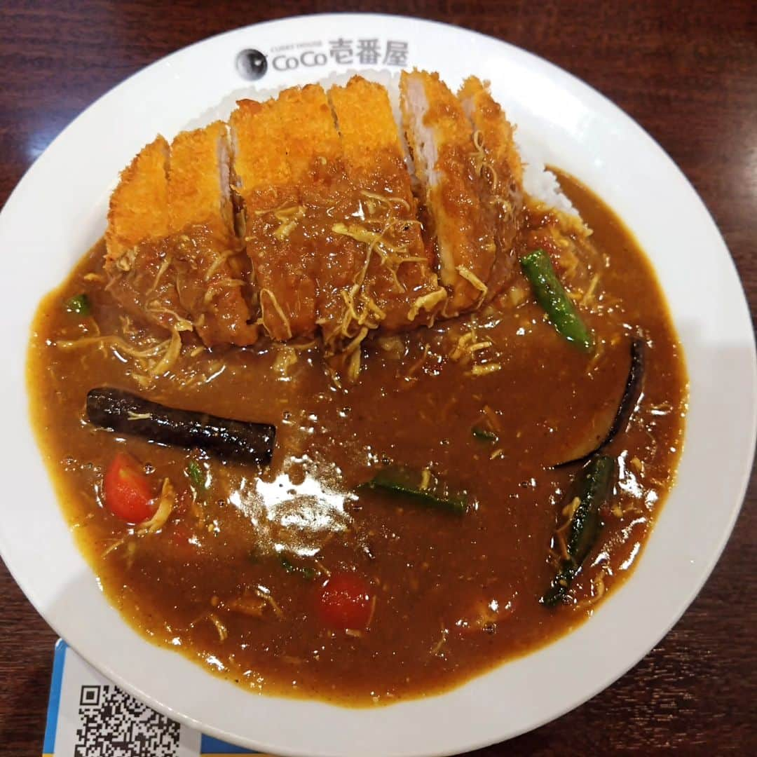 山本しろうのインスタグラム：「トマトはやっぱりココイチのチキンと夏野菜カツカレーにかぎる #三日で一トマト  #CoCo壱番屋 #ココイチ #カレー #トマト #トマト！！ #🍅」