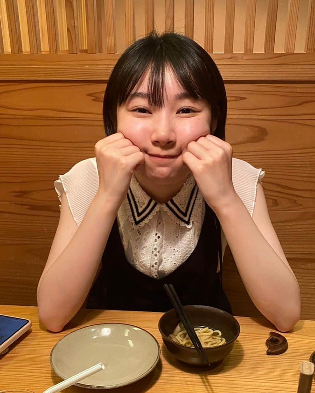 白石優愛さんのインスタグラム写真 - (白石優愛Instagram)「日記🐌  最近は、自分で自分のことを考えて、話をする機会に恵まれています。  口に出したことが全てとは限らないし、その場で出た言葉に自らびっくりすることの方が多いんだけどね。  自分のことを大切にしようと思えて(できているかはわからん)、良い時間な気がします。  今の私が1番良い。って毎秒、毎分、毎時間、毎日、本心で思っています。  昔からよく会話である「学生時代に戻りたい！」とかって思ったことなくて。 めちゃくちゃ楽しかったし幸せな時間だったけど、戻る必要はないと思っていて。 それはちゃんと、今の自分を1番好きになれているからなんだろなぁと。  自動ドアが開く前に歩き出してぶつかったり、ドアノブのドアを自分で開けきる前に歩き出してぶつかったり、5回に1回はドアノブに服を引っ掛けて出られなくなったり、ラーメンがどうしても食べたいのに家から出るのがめんどくさくてスープと麺だけの激マズラーメンを作って不完全燃焼したり、目上の人に敬語が使えなくなっていたり、え？なんで？ってぐらいお金がなくなっていたり、人の大変だった話を聞いても何も共感してあげられなかったり、かと思えばその人の気持ち以上に悲しんでしまったり、  まあ挙げたらキリないくらい、大丈夫か！？って部分は変わらずずっとあるけど、そこが私の魅力やん〜〜？って思えている。  そして、色んな作品が終わっていっています。 1つ1つ、意味は違えどちゃんと集中できてるはず。 集中しすぎたのか、クランクアップの翌日に手がパンパンに腫れていた写真を2枚目に載せます。 もはやこれはパン。  なんか、全てに感謝だなぁ。  皆さんにも感謝しています。 伝わってますか？大丈夫ですか？大丈夫ですね？ありがとうございます。  さ、今日は休むゾ！！  (おーい！！肘つきすぎぃ！！)」10月14日 16時00分 - yua_shiraishi_