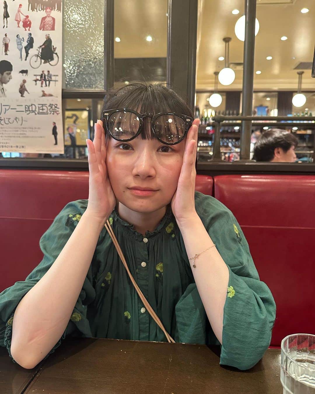 白石優愛さんのインスタグラム写真 - (白石優愛Instagram)「日記🐌  最近は、自分で自分のことを考えて、話をする機会に恵まれています。  口に出したことが全てとは限らないし、その場で出た言葉に自らびっくりすることの方が多いんだけどね。  自分のことを大切にしようと思えて(できているかはわからん)、良い時間な気がします。  今の私が1番良い。って毎秒、毎分、毎時間、毎日、本心で思っています。  昔からよく会話である「学生時代に戻りたい！」とかって思ったことなくて。 めちゃくちゃ楽しかったし幸せな時間だったけど、戻る必要はないと思っていて。 それはちゃんと、今の自分を1番好きになれているからなんだろなぁと。  自動ドアが開く前に歩き出してぶつかったり、ドアノブのドアを自分で開けきる前に歩き出してぶつかったり、5回に1回はドアノブに服を引っ掛けて出られなくなったり、ラーメンがどうしても食べたいのに家から出るのがめんどくさくてスープと麺だけの激マズラーメンを作って不完全燃焼したり、目上の人に敬語が使えなくなっていたり、え？なんで？ってぐらいお金がなくなっていたり、人の大変だった話を聞いても何も共感してあげられなかったり、かと思えばその人の気持ち以上に悲しんでしまったり、  まあ挙げたらキリないくらい、大丈夫か！？って部分は変わらずずっとあるけど、そこが私の魅力やん〜〜？って思えている。  そして、色んな作品が終わっていっています。 1つ1つ、意味は違えどちゃんと集中できてるはず。 集中しすぎたのか、クランクアップの翌日に手がパンパンに腫れていた写真を2枚目に載せます。 もはやこれはパン。  なんか、全てに感謝だなぁ。  皆さんにも感謝しています。 伝わってますか？大丈夫ですか？大丈夫ですね？ありがとうございます。  さ、今日は休むゾ！！  (おーい！！肘つきすぎぃ！！)」10月14日 16時00分 - yua_shiraishi_