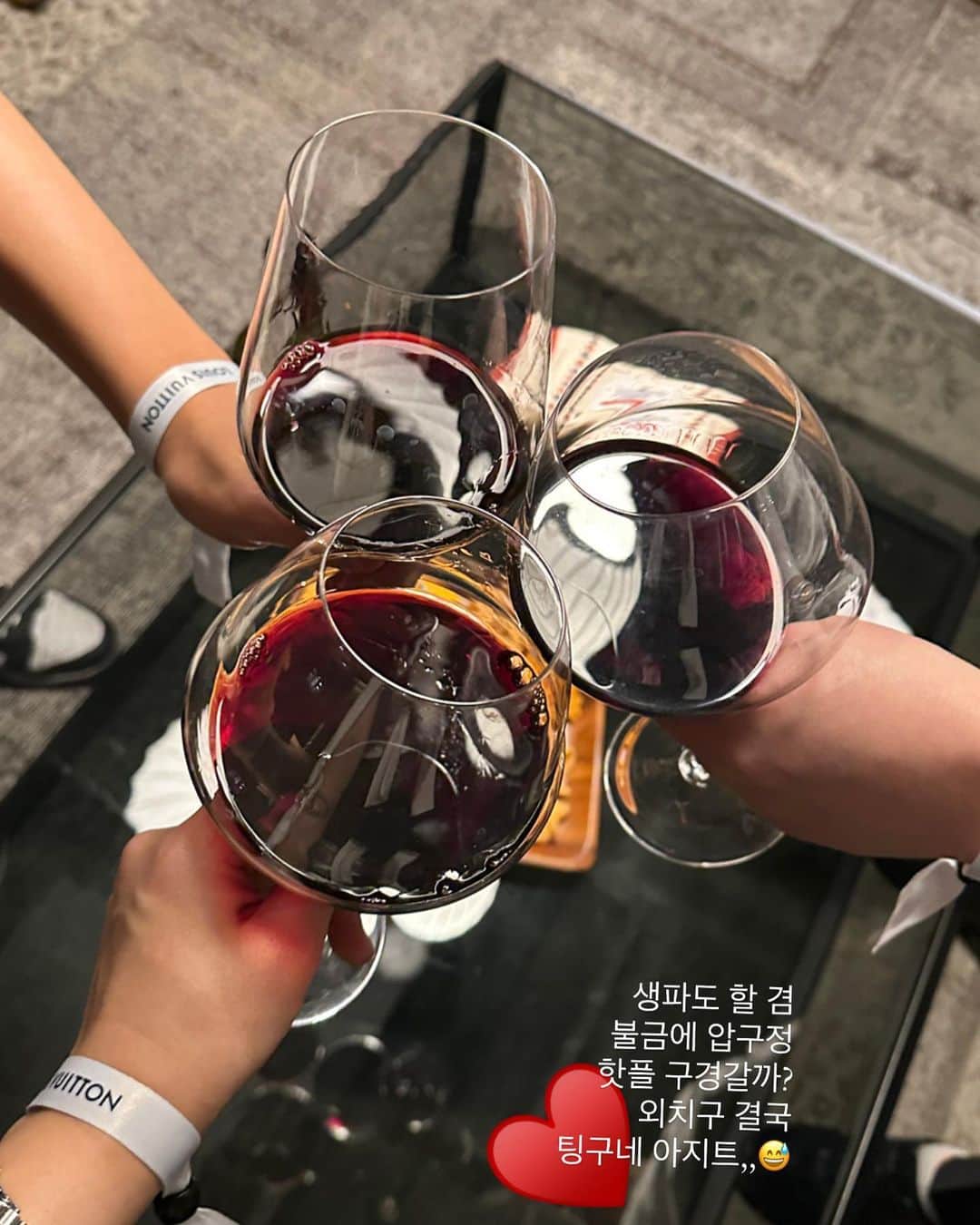 チョ・ミニョンさんのインスタグラム写真 - (チョ・ミニョンInstagram)「까꽁-⭐️ 불금은 팅구들과 #눈배림주의 저의 생일축하 망나니 춤 😂 카메라 무빙때문에 더 킹받는 것」10月14日 16時00分 - xxjominxx