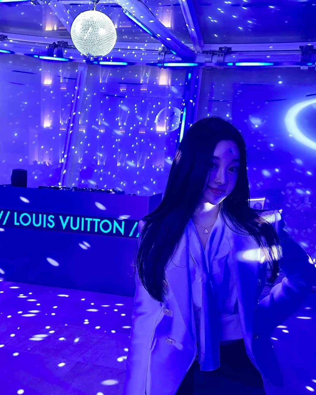 チョ・ミニョンさんのインスタグラム写真 - (チョ・ミニョンInstagram)「까꽁-⭐️ 불금은 팅구들과 #눈배림주의 저의 생일축하 망나니 춤 😂 카메라 무빙때문에 더 킹받는 것」10月14日 16時00分 - xxjominxx