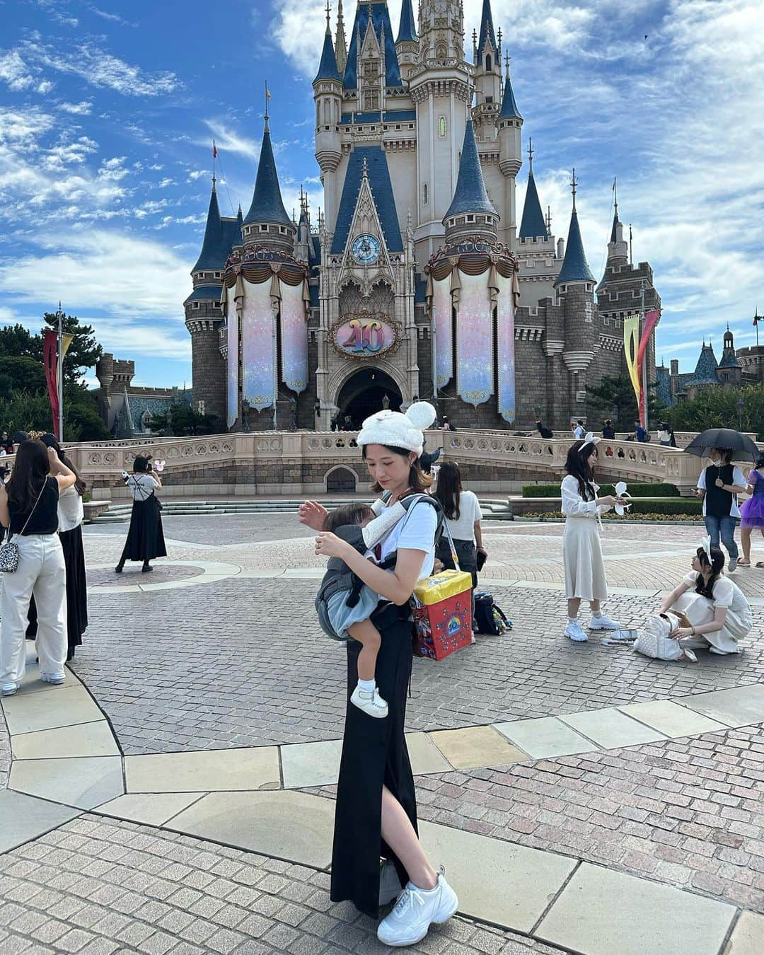 立澤香奈のインスタグラム：「9月の終わりごろDハロに行けた☺️ 欲しかったお化け👻キャップ 買えてうれしかったー☺️ 子供産まれてから朝一でディズニー入ったことなかったけど、早くから入ってとても充実してた😆 初めてジャンボリミッキー当たって 本当に嬉しかった〜💋(子供たちは眠くて&通路で踊りたくて不機嫌maxだったけど😂) #感想の書き方が雑  #Dハロ#ディズニーランド#子連れディズニー#ディズニーコーデ#oao」