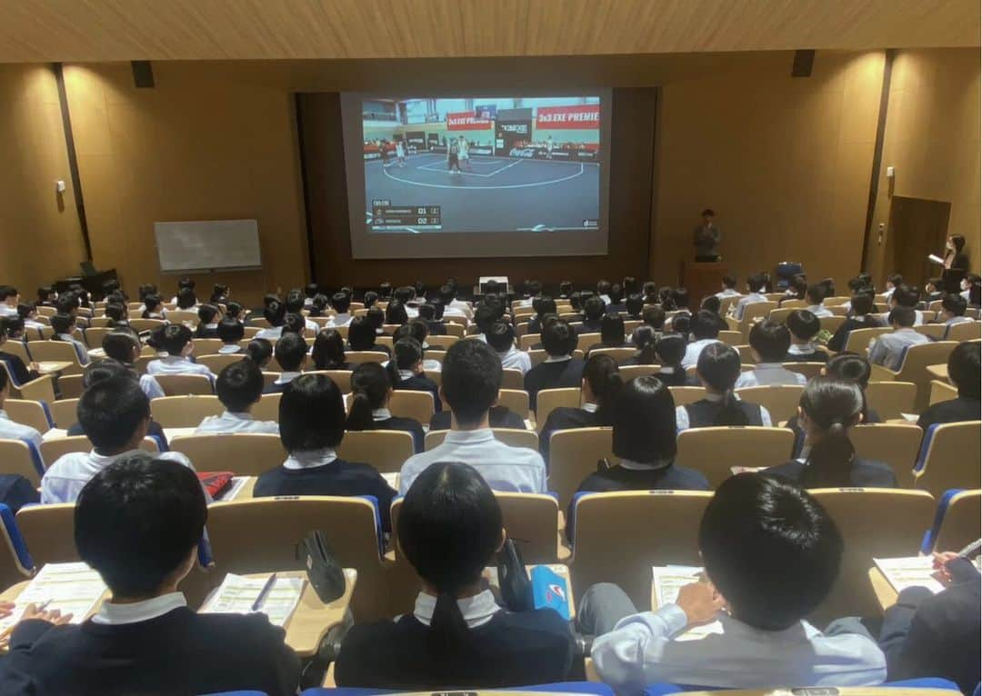 仲摩匠平さんのインスタグラム写真 - (仲摩匠平Instagram)「今日は、広島修道大学ひろしま協創高等学校にて講演会🎙️  1年生が文系、理系の選択をする時期とのことで、いろいろとお話させてもらいました！  改めて振り返ると人生は選択の連続ですね！  これまでの選択が全てが正解だったかは分かりませんが、今楽しくやってるので間違ってはなかったのかなと思い込んでます😁  お声がけいただきありがとうございました(^^) • • #講演会 #講師 #文理選択 #選択肢 #人生は選択の連続」10月14日 16時04分 - shoheinakama