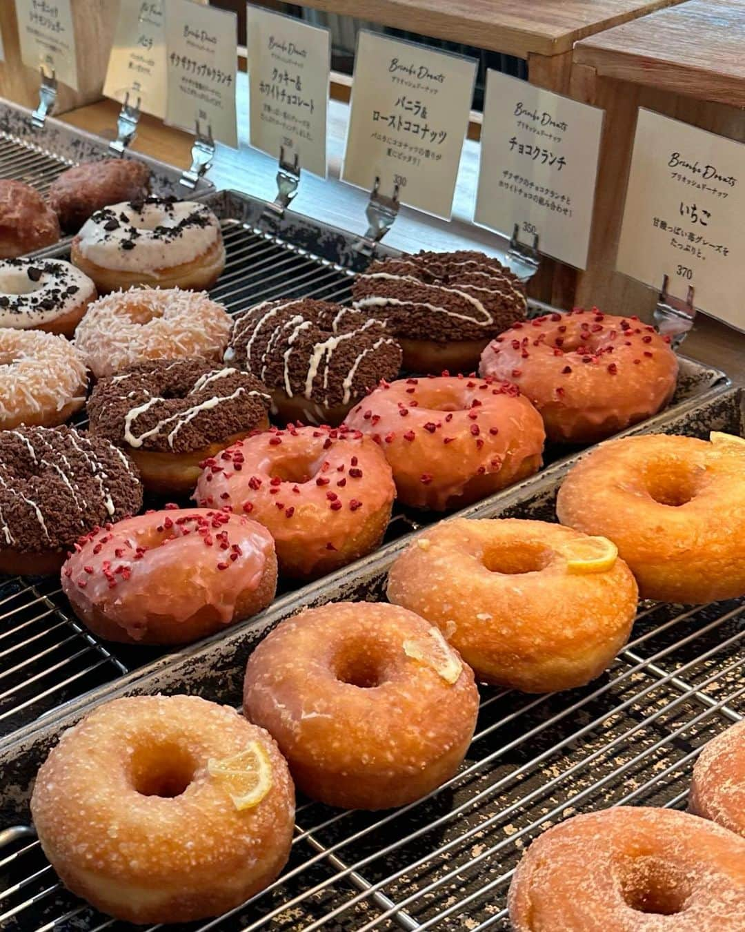 前田こころのインスタグラム：「.  ドーナツどれにしようか悩むさくらち🍩💭 美味しそうなの沢山でとっても悩んだー。  私は何味を選んだでしょう︎︎！  #juicejuice #石山咲良 ちゃん #beyooooonds #前田こころ」