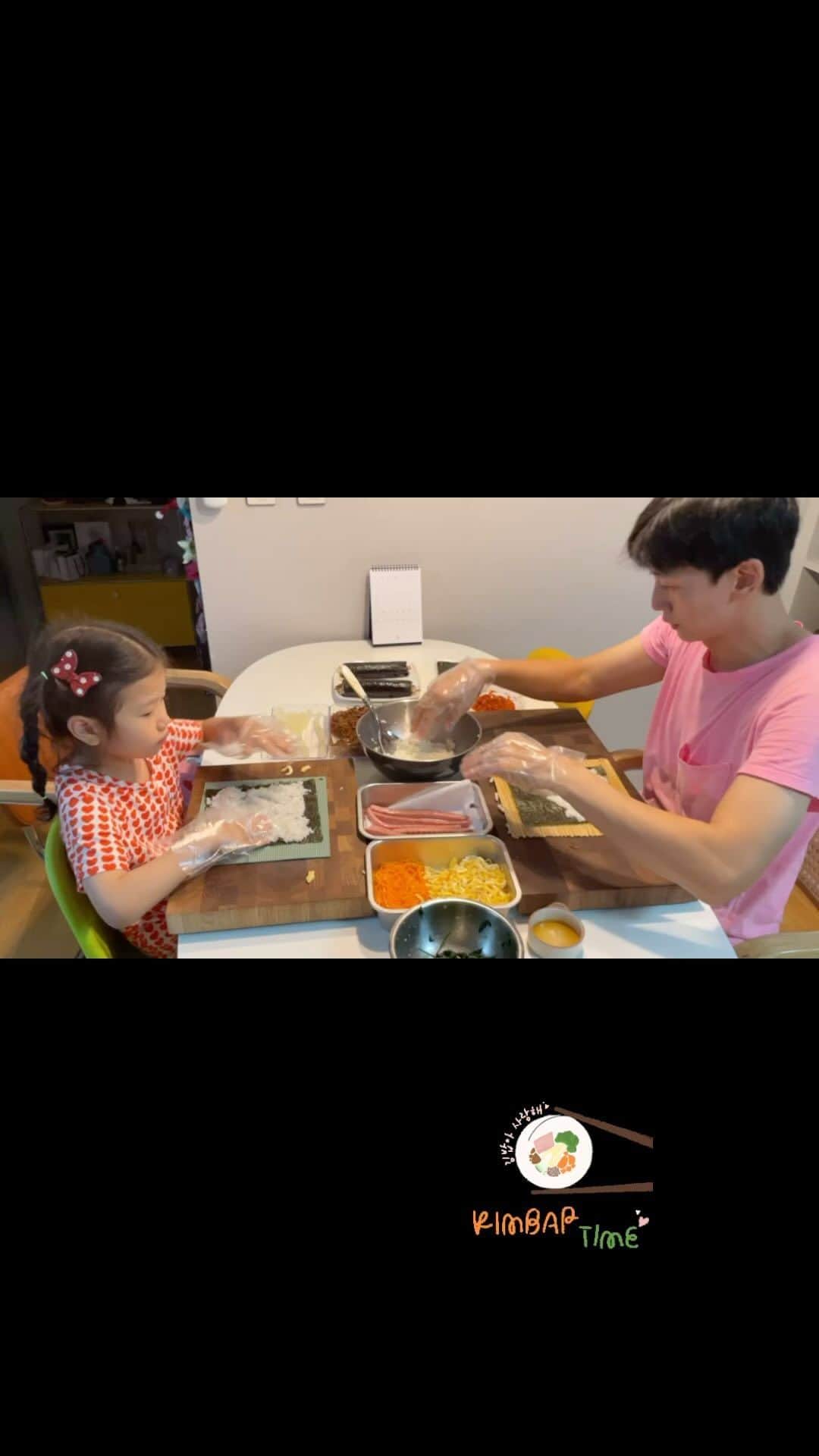シム・ジホのインスタグラム：「. 이엘이와 김밥 만들기~♥️」