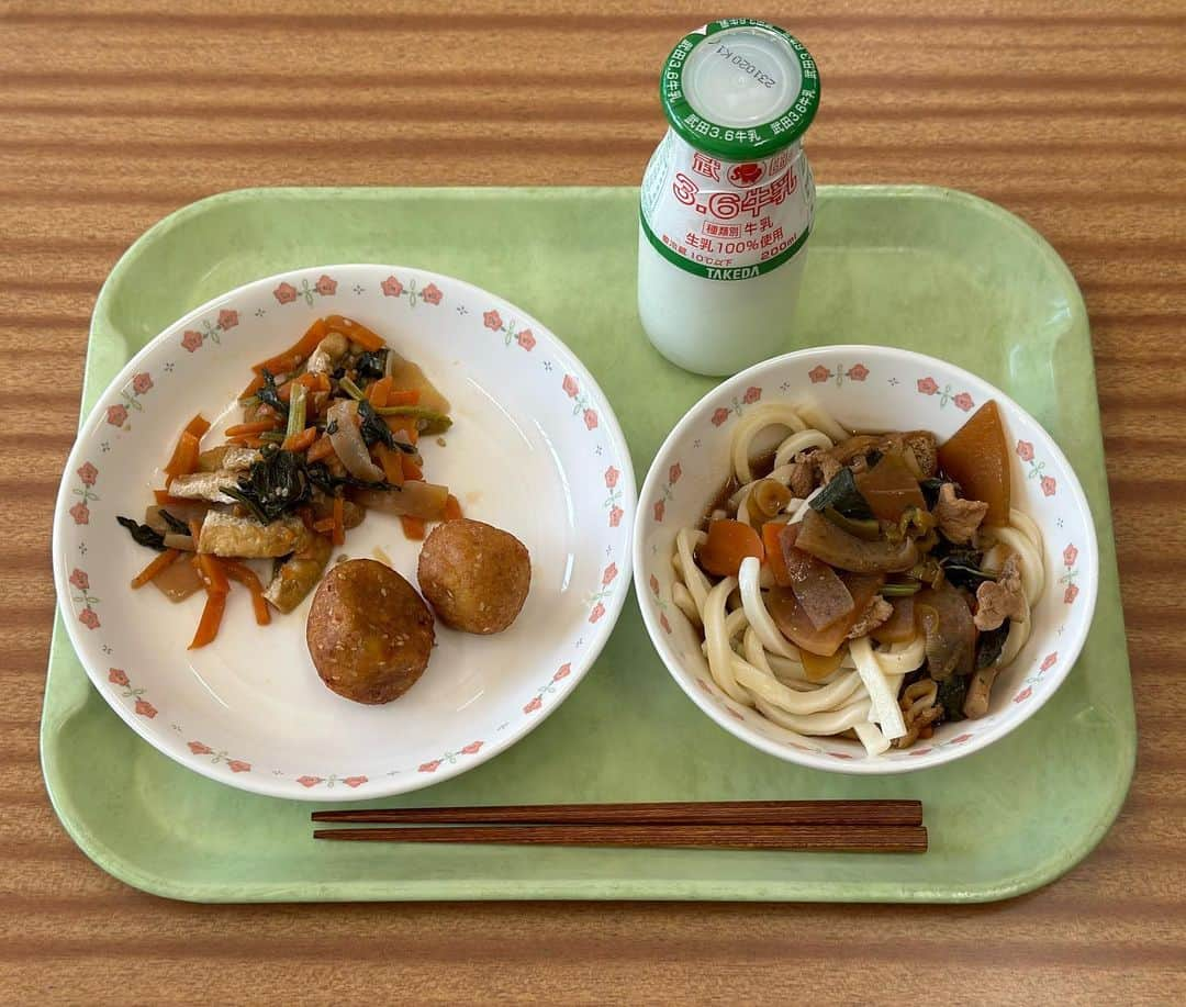 ochikeronのインスタグラム：「We PTA board member planned a school lunch tasting event at school yesterday 😋🏫 I think Japanese school lunch is very caring and healthy. Kids are having different menu every day! I shared some popular recipes on my channel already and more to come for sure ▶️ @ochikeron」