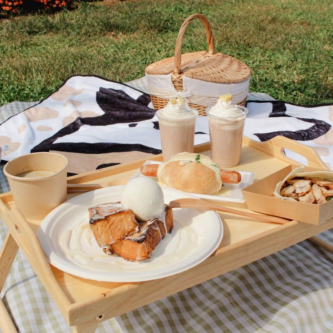 成田ゆめ牧場さんのインスタグラム写真 - (成田ゆめ牧場Instagram)「Picnic mood 🍂.∘ ─────────────  【※10月15日(日)のまきばのマルシェは、終日雨と風予報のため、中止とさせていただきます】  成田ゆめ牧場では、10月の土日祝に、 "秋" を五感で楽しむイベント「 #まきばの食欲祭 」を開催中です🎉 マルシェブースゆめこちゃんのキッチンカーでは、 牧場牛乳やヨーグルト、牧場産お野菜を使った限定グルメやスイーツをお楽しみいただけます♥ 秋晴れの牧場で、のんびりまったりなピクニックはいかがですか？🐮🥪  ＼まきばのマルシェ／ 🎪 開催： 10月の土日祝 　　　　 ※ゆめこちゃんのキッチンカー出店は10/22(日)まで 🎪 時間：10：00～15：00 🎪 場所：成田ゆめ牧場内 　　　　 ファームカフェ前広場 　　　　 ※日によって出店者様が異なります 　　　　 ※荒天中止、雨天縮小開催または中止の場合あり  ゆめこちゃんのキッチンカー限定メニュー🐄.∘ ────────────────────────  ＜投稿写真＞ 🐮はみ出るソーセージとこぼれチーズのホットドック 　 500円（税込） 🐮ヨーグルトポークのラップサンド 　 800円（税込） 🐮秋の香りポタージュ～三種のキノコと牧場牛乳仕立て～ 　 400円（税込） 🐮”牛乳生まれ”のフレンチトースト～練乳風ミルクソース～ 　 750円（税込） 🐮自家製栗のマロンラテHOT／ICE 　 600円（税込）  その他オススメメニューはHPよりご覧いただけます🌟 https://www.yumebokujo.com/?p=37355  キッチンカーメニュー以外にも牧場レストランではテイクアウトできるメニューも販売中です♪ ぜひ秋の牧場で、ピクニックランチをお楽しみください🍕🧀  #成田ゆめ牧場 #秋 #千葉おでかけ #レジャー #ピクニック #まきばのマルシェ #まきばの食欲祭 #牧場 #naritadreamfarm #picnic」10月14日 16時16分 - yumebokujo
