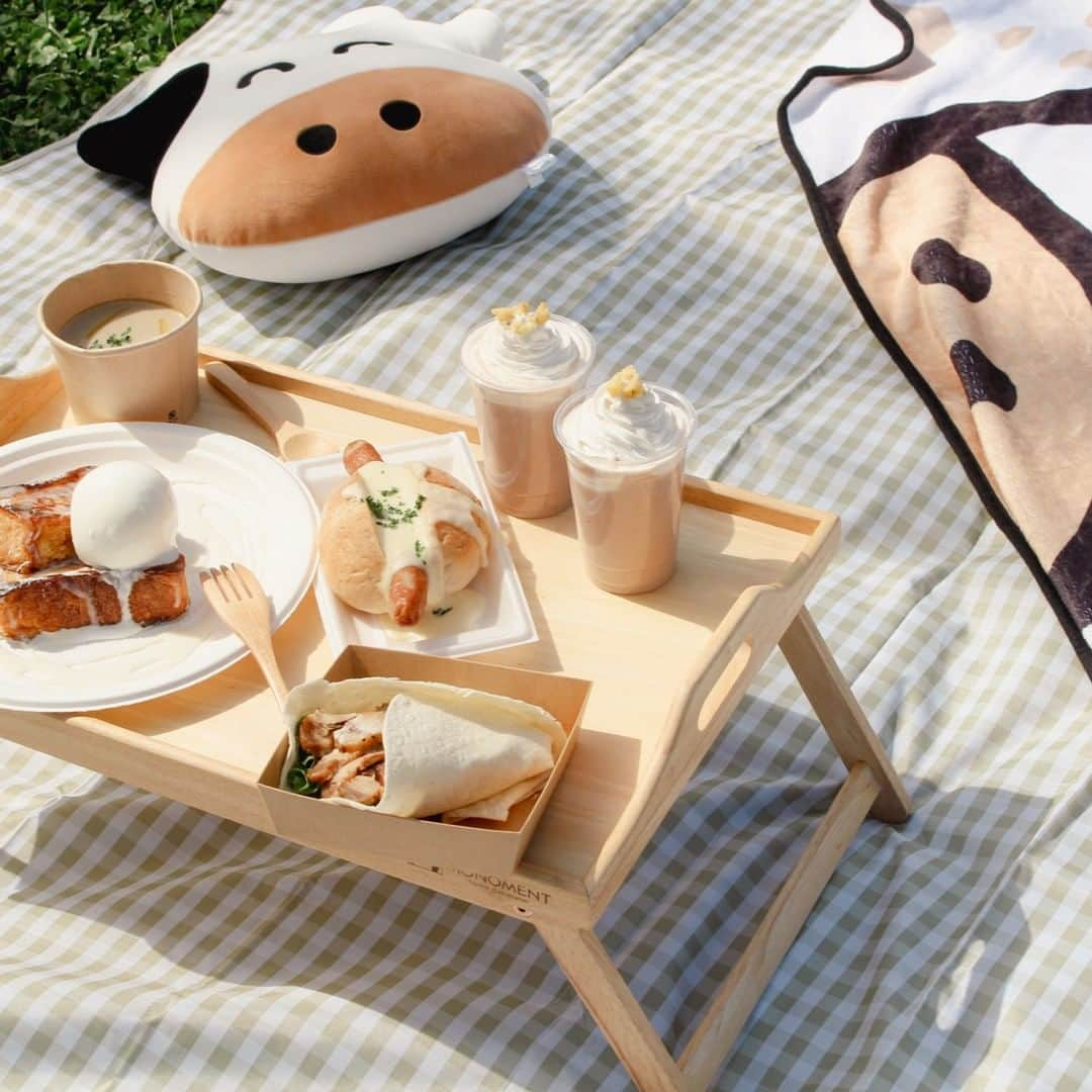 成田ゆめ牧場さんのインスタグラム写真 - (成田ゆめ牧場Instagram)「Picnic mood 🍂.∘ ─────────────  【※10月15日(日)のまきばのマルシェは、終日雨と風予報のため、中止とさせていただきます】  成田ゆめ牧場では、10月の土日祝に、 "秋" を五感で楽しむイベント「 #まきばの食欲祭 」を開催中です🎉 マルシェブースゆめこちゃんのキッチンカーでは、 牧場牛乳やヨーグルト、牧場産お野菜を使った限定グルメやスイーツをお楽しみいただけます♥ 秋晴れの牧場で、のんびりまったりなピクニックはいかがですか？🐮🥪  ＼まきばのマルシェ／ 🎪 開催： 10月の土日祝 　　　　 ※ゆめこちゃんのキッチンカー出店は10/22(日)まで 🎪 時間：10：00～15：00 🎪 場所：成田ゆめ牧場内 　　　　 ファームカフェ前広場 　　　　 ※日によって出店者様が異なります 　　　　 ※荒天中止、雨天縮小開催または中止の場合あり  ゆめこちゃんのキッチンカー限定メニュー🐄.∘ ────────────────────────  ＜投稿写真＞ 🐮はみ出るソーセージとこぼれチーズのホットドック 　 500円（税込） 🐮ヨーグルトポークのラップサンド 　 800円（税込） 🐮秋の香りポタージュ～三種のキノコと牧場牛乳仕立て～ 　 400円（税込） 🐮”牛乳生まれ”のフレンチトースト～練乳風ミルクソース～ 　 750円（税込） 🐮自家製栗のマロンラテHOT／ICE 　 600円（税込）  その他オススメメニューはHPよりご覧いただけます🌟 https://www.yumebokujo.com/?p=37355  キッチンカーメニュー以外にも牧場レストランではテイクアウトできるメニューも販売中です♪ ぜひ秋の牧場で、ピクニックランチをお楽しみください🍕🧀  #成田ゆめ牧場 #秋 #千葉おでかけ #レジャー #ピクニック #まきばのマルシェ #まきばの食欲祭 #牧場 #naritadreamfarm #picnic」10月14日 16時16分 - yumebokujo