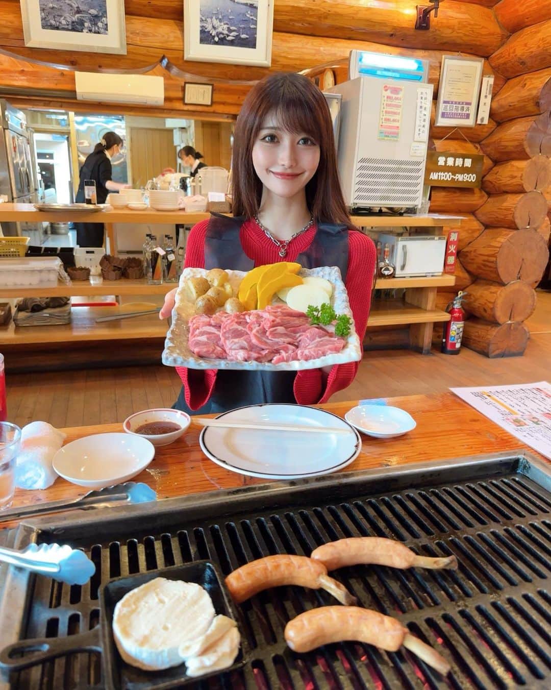 MAYUさんのインスタグラム写真 - (MAYUInstagram)「. 北海道編💚🩵🤍 . ゴルフの後は楽しみにしていた 和牛レストランログハウスびびの ジンギスカン🐏❣️ . 炭火で焼けて、室内BBQみたいで楽しかった〜🥩✨ ジンギスカンは全く臭みが無くてバクバクいけた！！😆 . 出来立てのパンも美味しくて最高🥐🥖🍞✨ しっかりバターもつけて食べたよ🥰 . ジンギスカンってあんまり食べたことなかったけど また食べたいな〜と思った😋🐏❤️ . . #北海道#北海道旅行#北海道グルメ#ジンギスカン#和牛レストランログハウスびび#びび#japan#japantravel#japantrip#japanese#hokkaido#jingisukan#mutton#lamb#hokkaidogourmet#gourmet#bbq#wagyu#wagyubeef」10月14日 16時20分 - mayu.kina_golf