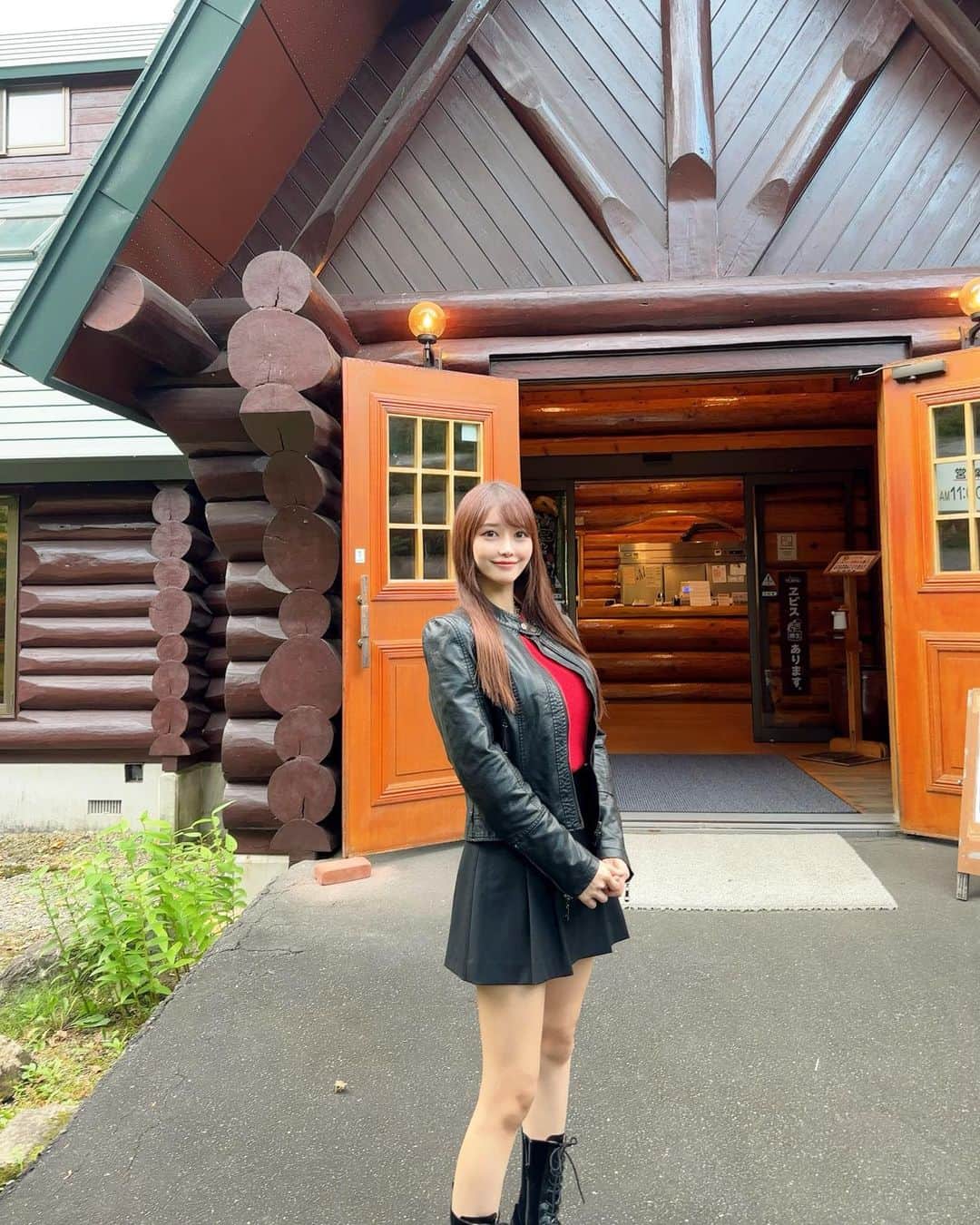 MAYUさんのインスタグラム写真 - (MAYUInstagram)「. 北海道編💚🩵🤍 . ゴルフの後は楽しみにしていた 和牛レストランログハウスびびの ジンギスカン🐏❣️ . 炭火で焼けて、室内BBQみたいで楽しかった〜🥩✨ ジンギスカンは全く臭みが無くてバクバクいけた！！😆 . 出来立てのパンも美味しくて最高🥐🥖🍞✨ しっかりバターもつけて食べたよ🥰 . ジンギスカンってあんまり食べたことなかったけど また食べたいな〜と思った😋🐏❤️ . . #北海道#北海道旅行#北海道グルメ#ジンギスカン#和牛レストランログハウスびび#びび#japan#japantravel#japantrip#japanese#hokkaido#jingisukan#mutton#lamb#hokkaidogourmet#gourmet#bbq#wagyu#wagyubeef」10月14日 16時20分 - mayu.kina_golf