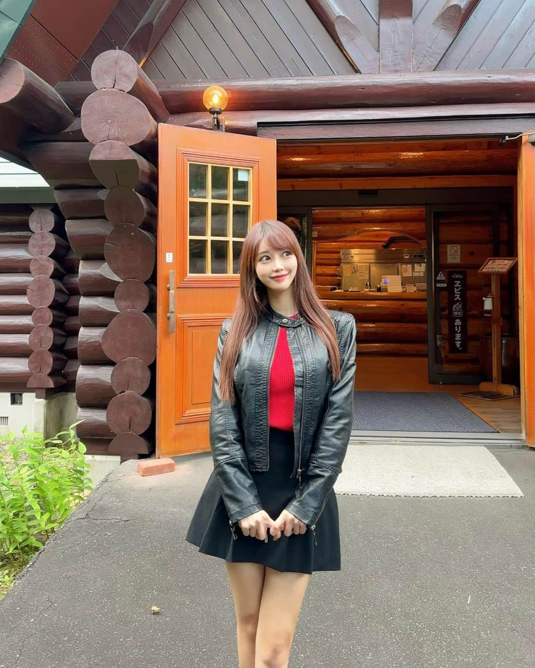 MAYUのインスタグラム：「. 北海道編💚🩵🤍 . ゴルフの後は楽しみにしていた 和牛レストランログハウスびびの ジンギスカン🐏❣️ . 炭火で焼けて、室内BBQみたいで楽しかった〜🥩✨ ジンギスカンは全く臭みが無くてバクバクいけた！！😆 . 出来立てのパンも美味しくて最高🥐🥖🍞✨ しっかりバターもつけて食べたよ🥰 . ジンギスカンってあんまり食べたことなかったけど また食べたいな〜と思った😋🐏❤️ . . #北海道#北海道旅行#北海道グルメ#ジンギスカン#和牛レストランログハウスびび#びび#japan#japantravel#japantrip#japanese#hokkaido#jingisukan#mutton#lamb#hokkaidogourmet#gourmet#bbq#wagyu#wagyubeef」