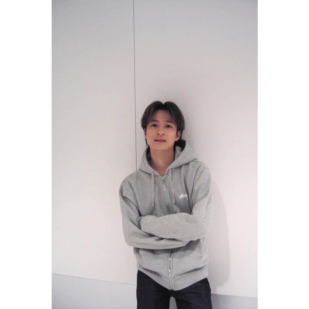 和田颯のインスタグラム：「. 2004年に発売されたデジカメ買ったから試し撮り📷 ちょっと画質粗い感じいいなー！ 色々撮っていこーっと。 ジップフーディー楽でお気に入り。」