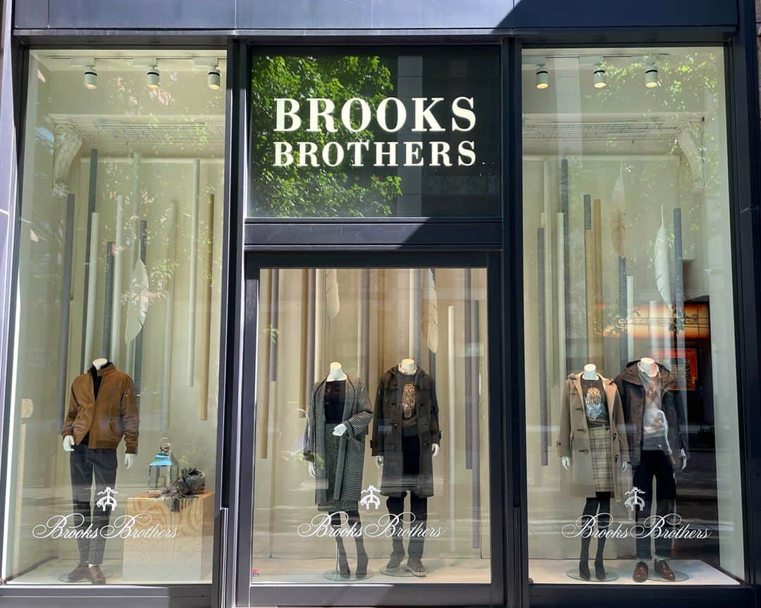 ブルックス ブラザーズのインスタグラム：「ブルックス ブラザーズ 丸の内のウィンドウも、すっかり冬の装いに。  シックなカラーのコートはもちろん、あたたかみのある柄やモチーフのセーターなど、今シーズンの新作アイテムたちを、ブルックス ブラザーズの店舗にてぜひご覧ください。  #BrooksBrothers #ブルックスブラザーズ #ブルックスブラザーズ丸の内」