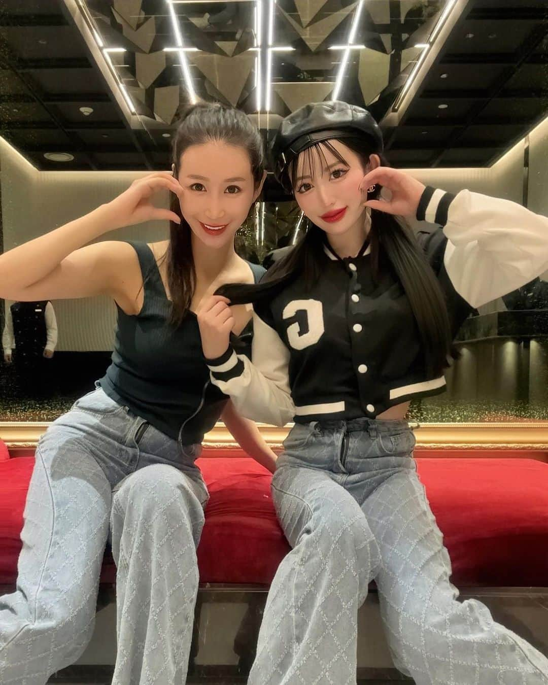 白咲えりかのインスタグラム：「𝕔𝕠𝕟𝕧𝕖𝕣𝕤𝕖👟🖤  ゆきちゃんとお揃いの韓国ワイドデニムに チャックテイラーとコラボしたconverse可愛すぎっ🩷 韓国行ったら絶対に買った方がいい🇰🇷🫰❤️  #josunpalace #チョスンパレスソウル江南 #江南 #江南ホテル #bts #韓国 #韓国旅行 #韓国ファッション #韓国ヘア #韓国コーデ #한국 #한국여행 #한국어 #korea #ホカンス #love #happy #名古屋 #大阪 #followforfollowback #いいね返し #instagood #instadaily #instagram #fire生活 #韓国converse #converse #厚底converse」