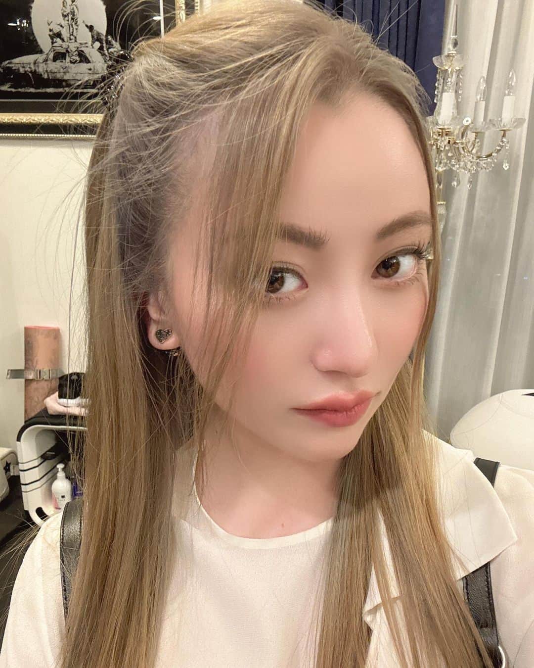 平田りえさんのインスタグラム写真 - (平田りえInstagram)「髪の毛明るくしました❤️ 長らく育髪して、やっと染めれた。  メンテナンス大変かな？ スボらだからちょっと心配😣」10月14日 16時35分 - riehirata0315