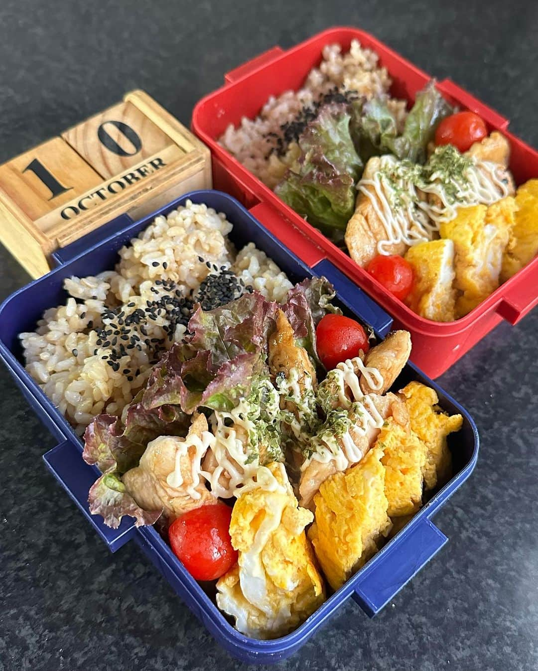 岡本安代さんのインスタグラム写真 - (岡本安代Instagram)「【10月10日10分弁当】 朝晩が冷えると布団から出るのに10分かかる… その10分を取り戻すかのように、 時短が加速しております。 毎日休まず営業中。 それが弁当番長。  #okkamotto弁当  #走り続ける岡本家 #5人の子育てママウンサー #岡本安代 #お弁当 #おべんとう  #鶏の照り焼き #卵焼き #玄米」10月14日 16時29分 - okamoto.yasuyo