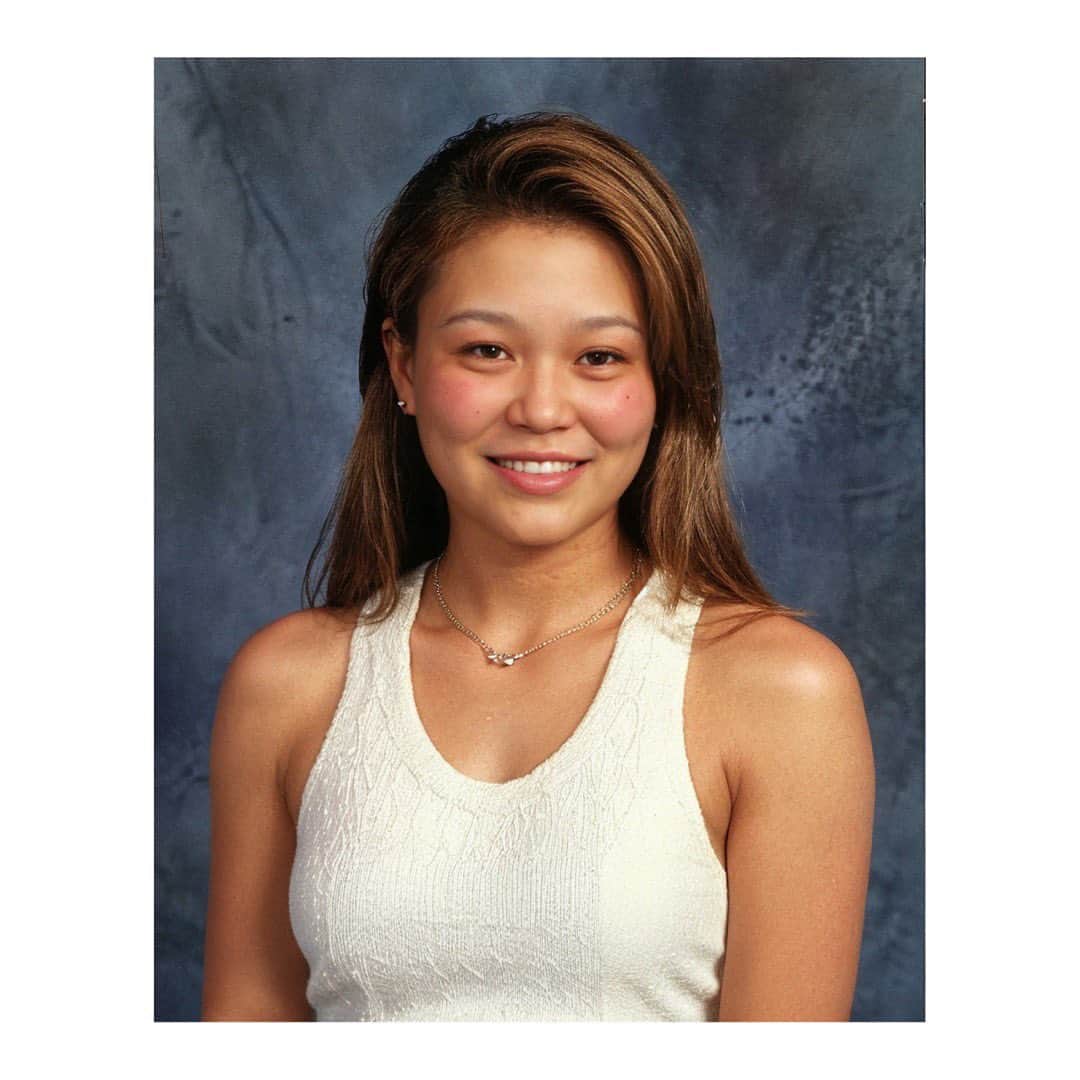 杉本美香さんのインスタグラム写真 - (杉本美香Instagram)「・ ・ お待たせしました〜😎笑 待ってないか(^◇^;)  教えてもらったAIアプリで遊んでみた😙笑  最後の2枚とかどーよ？🤣  ところで、 狩野舞子ちゃんのを見たら、 全て綺麗な舞子ちゃんのままやったんやけど、 私のアプリだけ“不具合”かな？？🤔笑  どれがお好み¿¿¿笑 ・ ・ #yearbook #AIアプリ #狩野舞子ちゃんかわいかったよ @kanochan715  #私のはなぜかな笑 #人生がネタ #さらけられるのって良くない笑 #最高の人生やわ #私が私で良かった笑 #みんなに笑顔を #smile😊  @miki_oyama1003  さぁーツッコミどーぞ！笑」10月14日 16時33分 - mika__sugimoto