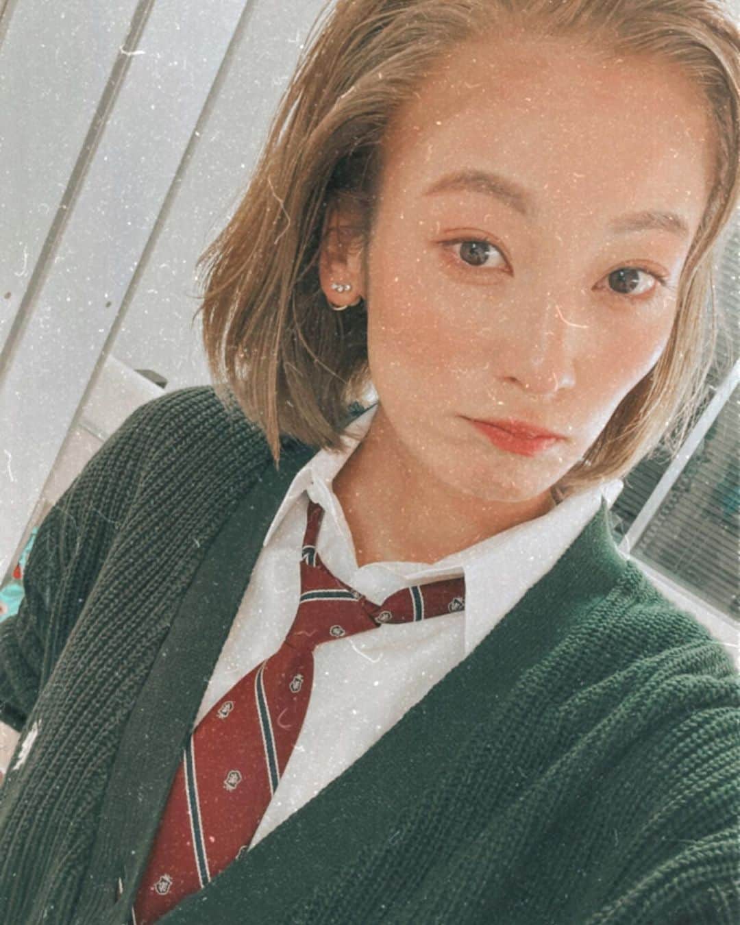 のインスタグラム：「ダウンかアップ、 今の子達ならどっちなんだろぉか。  人によって配布される制服が違う、楽しい学校へ授業しに行ってきました🏫  校則は無さそうだけど、 レベルが高い内容でした📄  給食まであったらいいのに😛  #給食を愛してやまない生徒でした #給食室まで全校分の余ったパンをおかわりしに通ってました #調べたパン工場の名前は青空パンでした  忘れられない名前です🍞🙈  ナンノハナシ🙄」